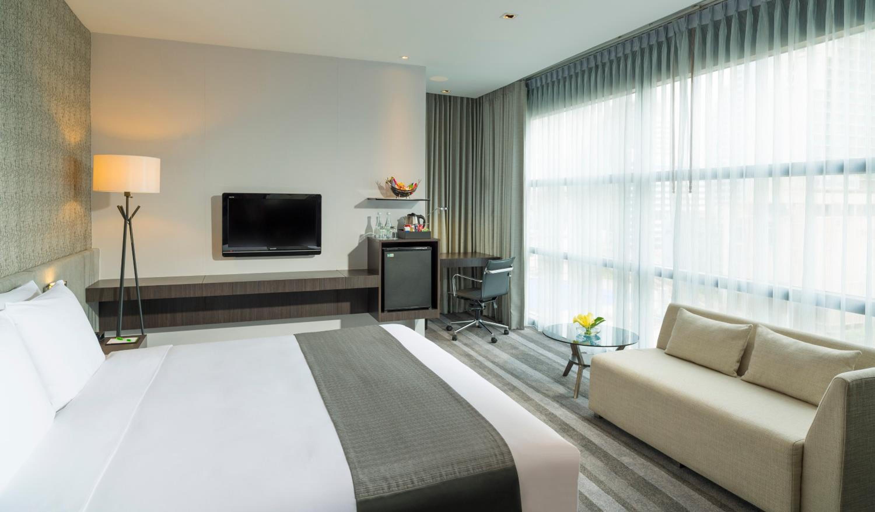 Premium King Room with City View thumbnail 5