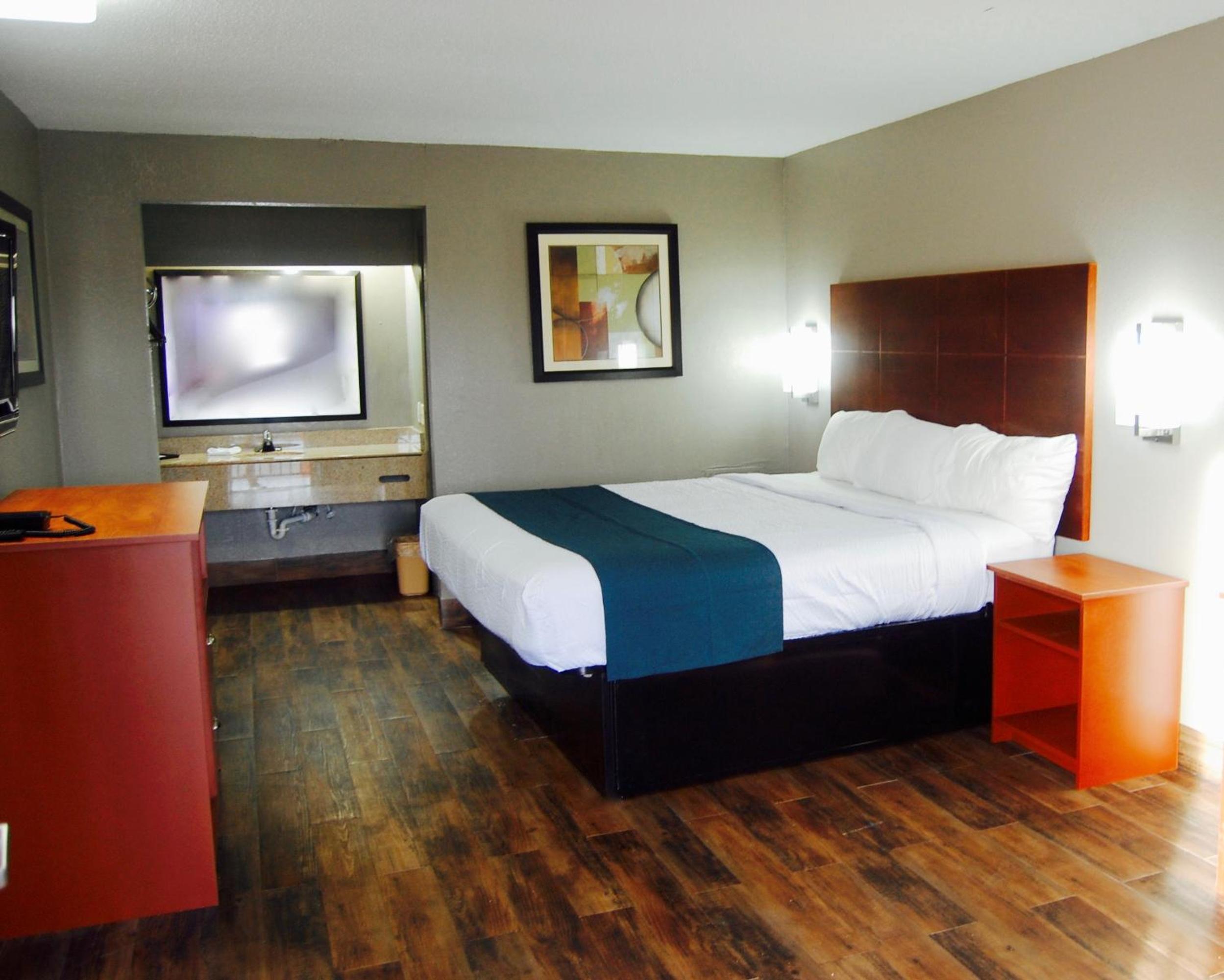 Deluxe King Room - Non-Smoking - Photo 1