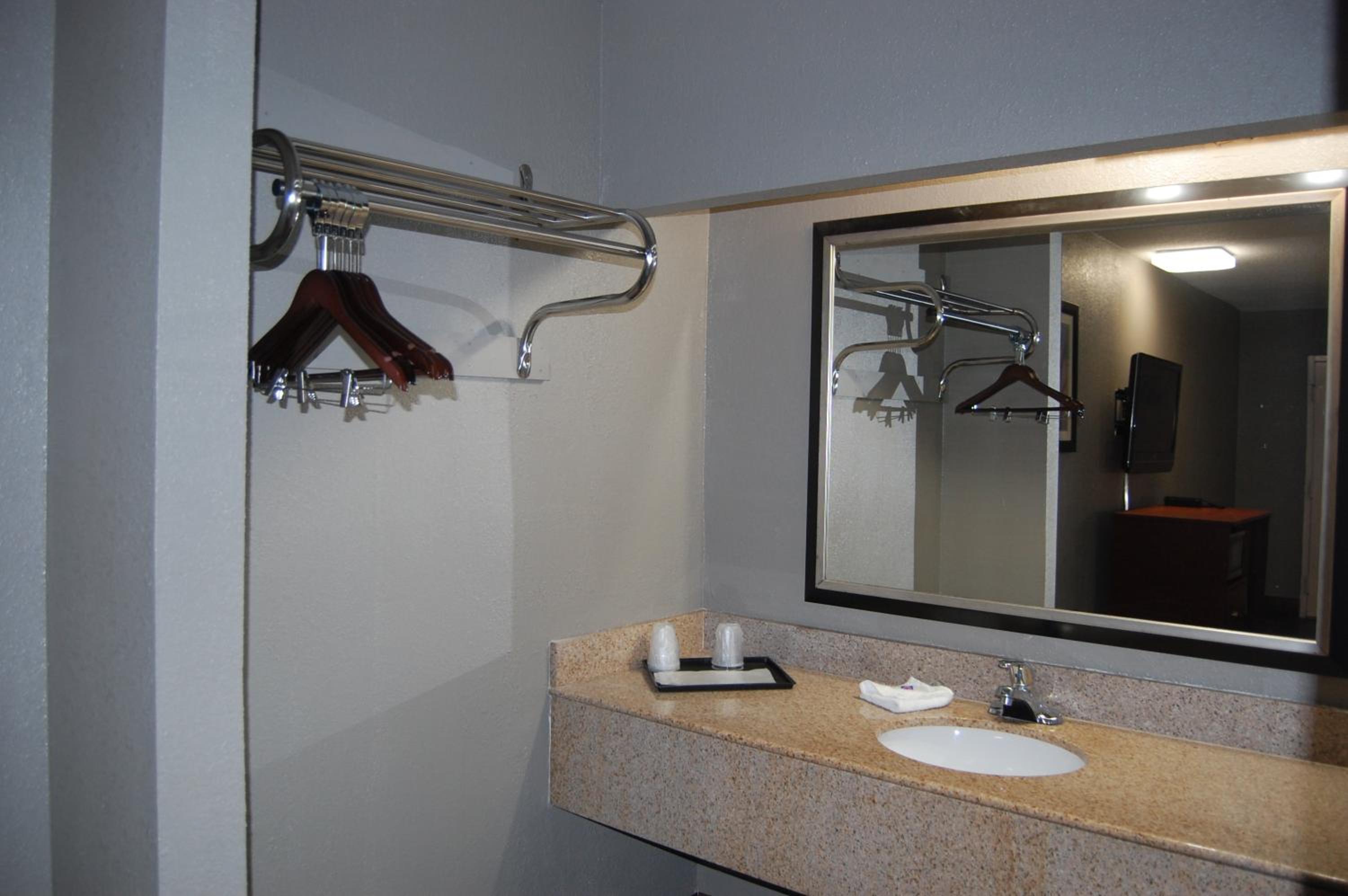 Deluxe King Room - Non-Smoking - Photo 10