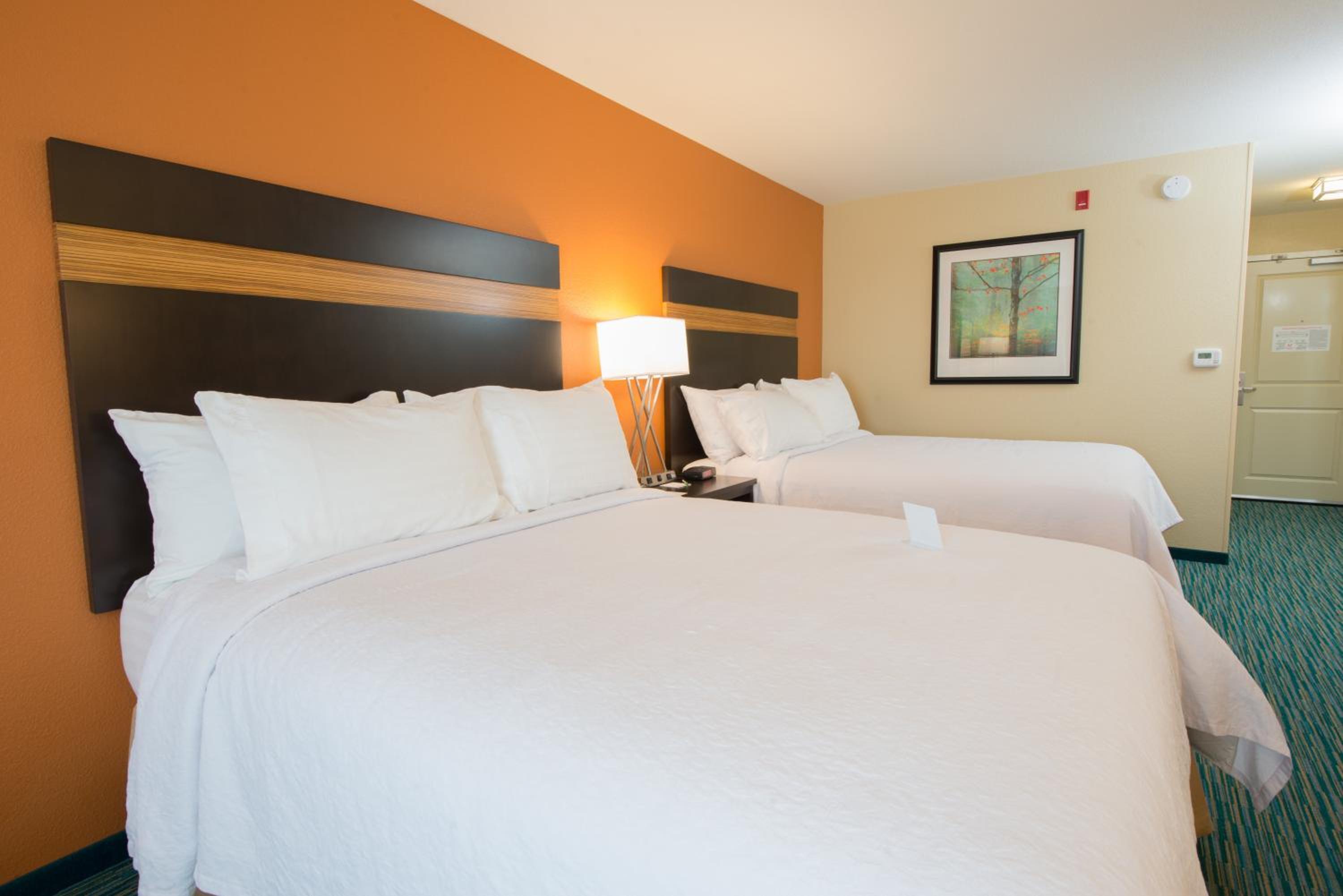 Standard Room with Two Queen Beds photo 2