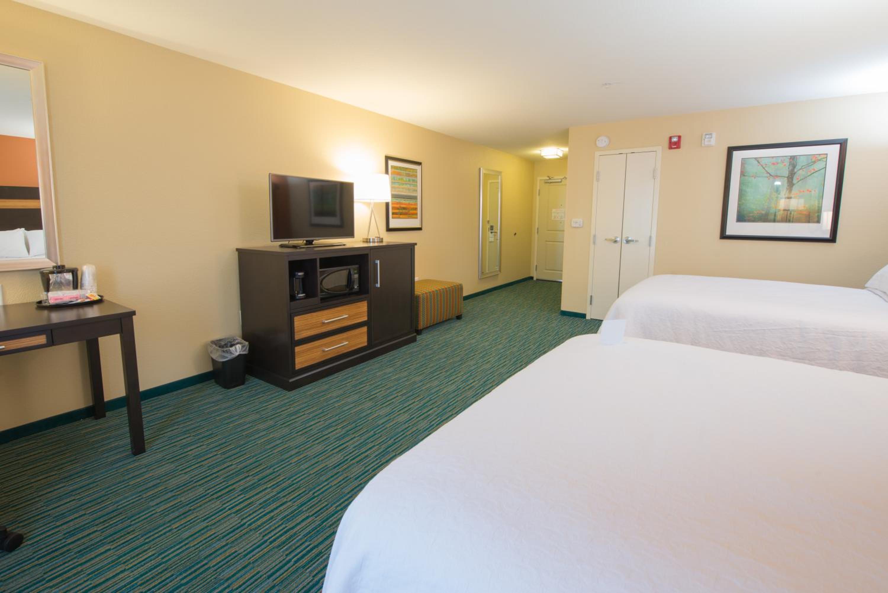 Queen Room with Two Queen Beds - Hearing Accessible/Non-Smoking photo 3