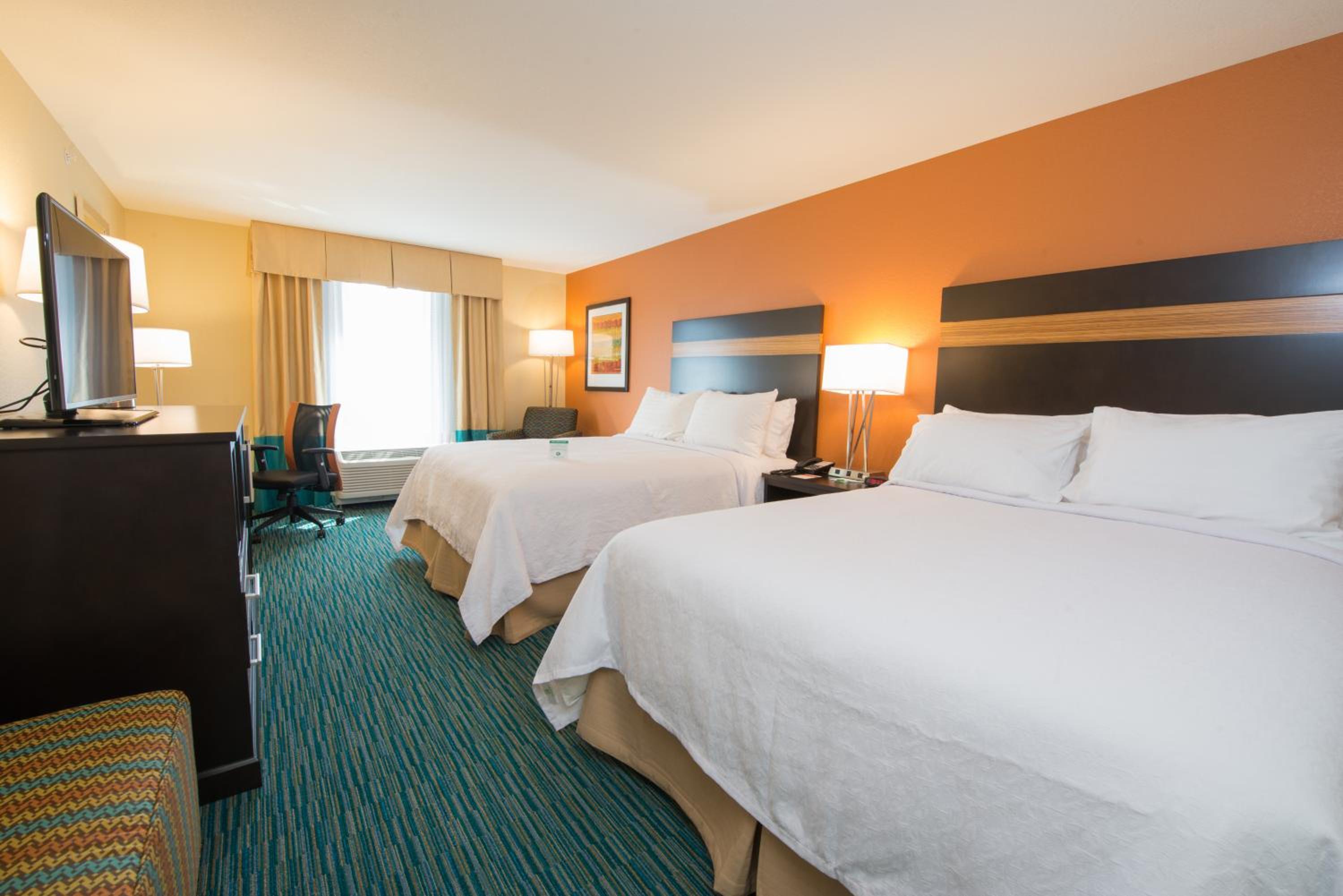 Standard Queen Room with Two Queen Beds and Mobility Accessible Tub photo 3