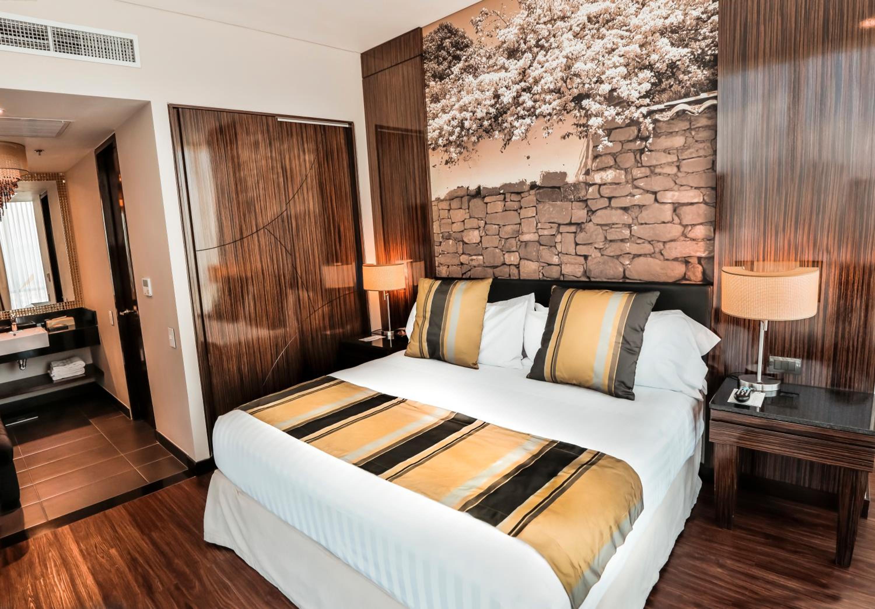 One-Bedroom King Suite with Walk In Shower