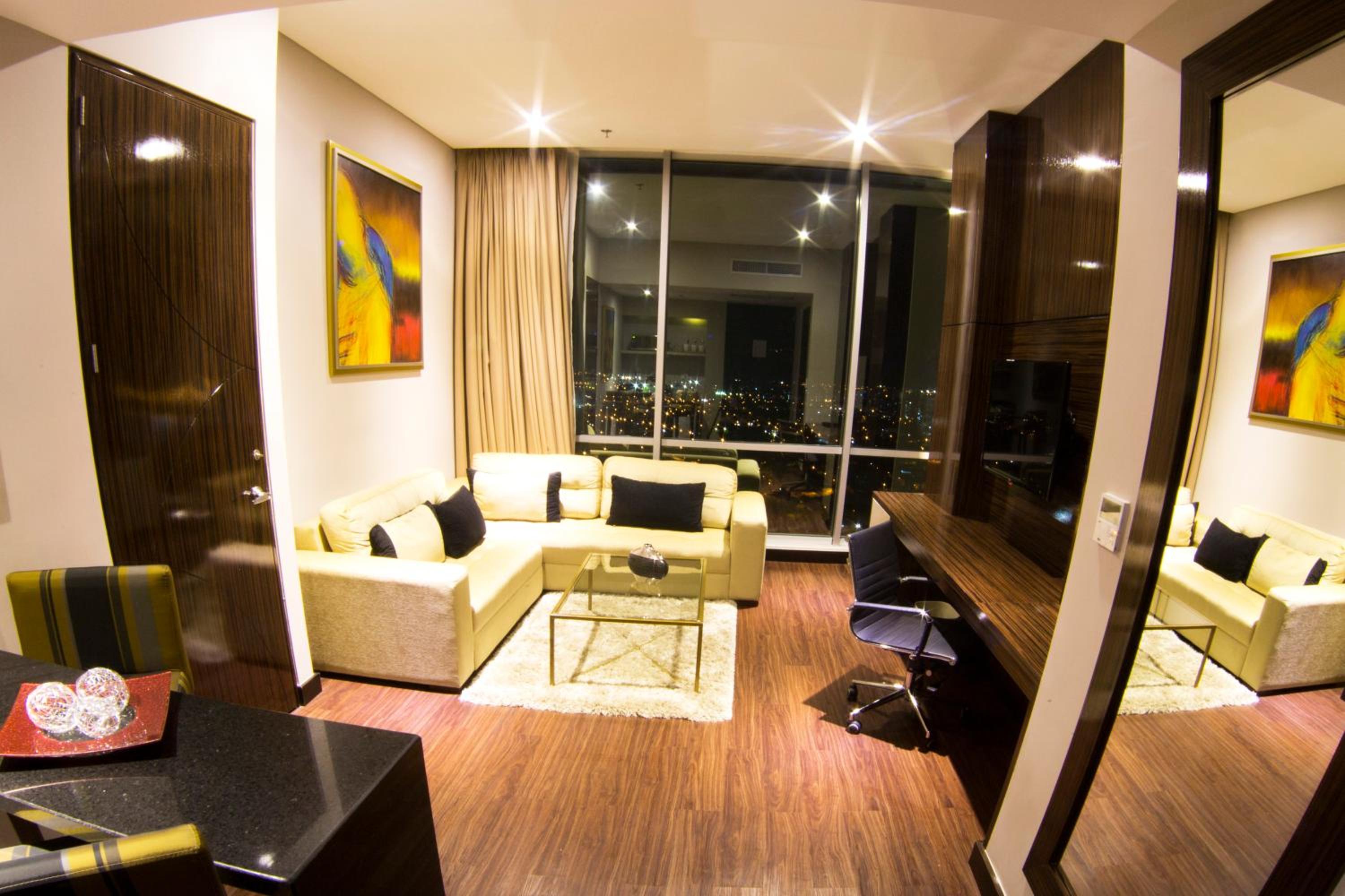 One-Bedroom King Suite with Walk In Shower photo 3