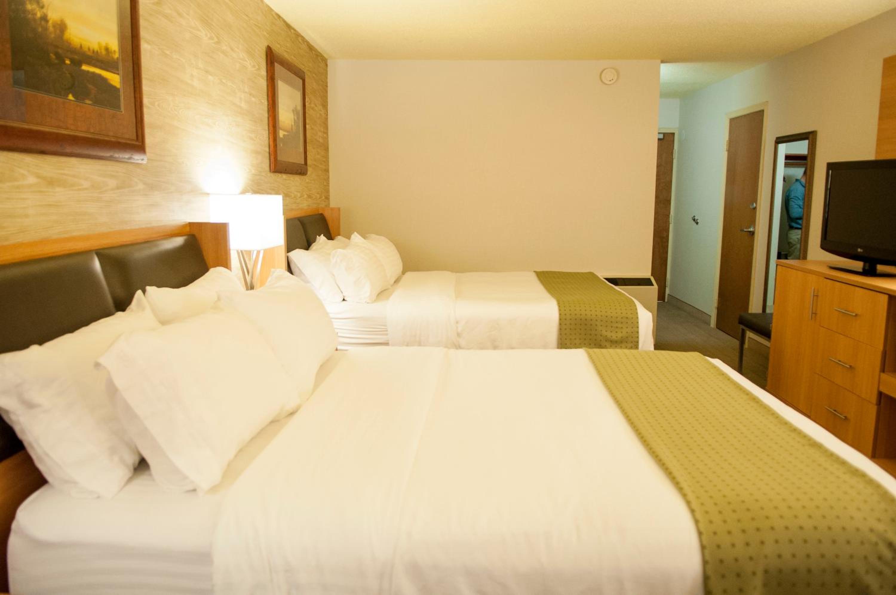 Standard Room with Two Queen Beds photo 1