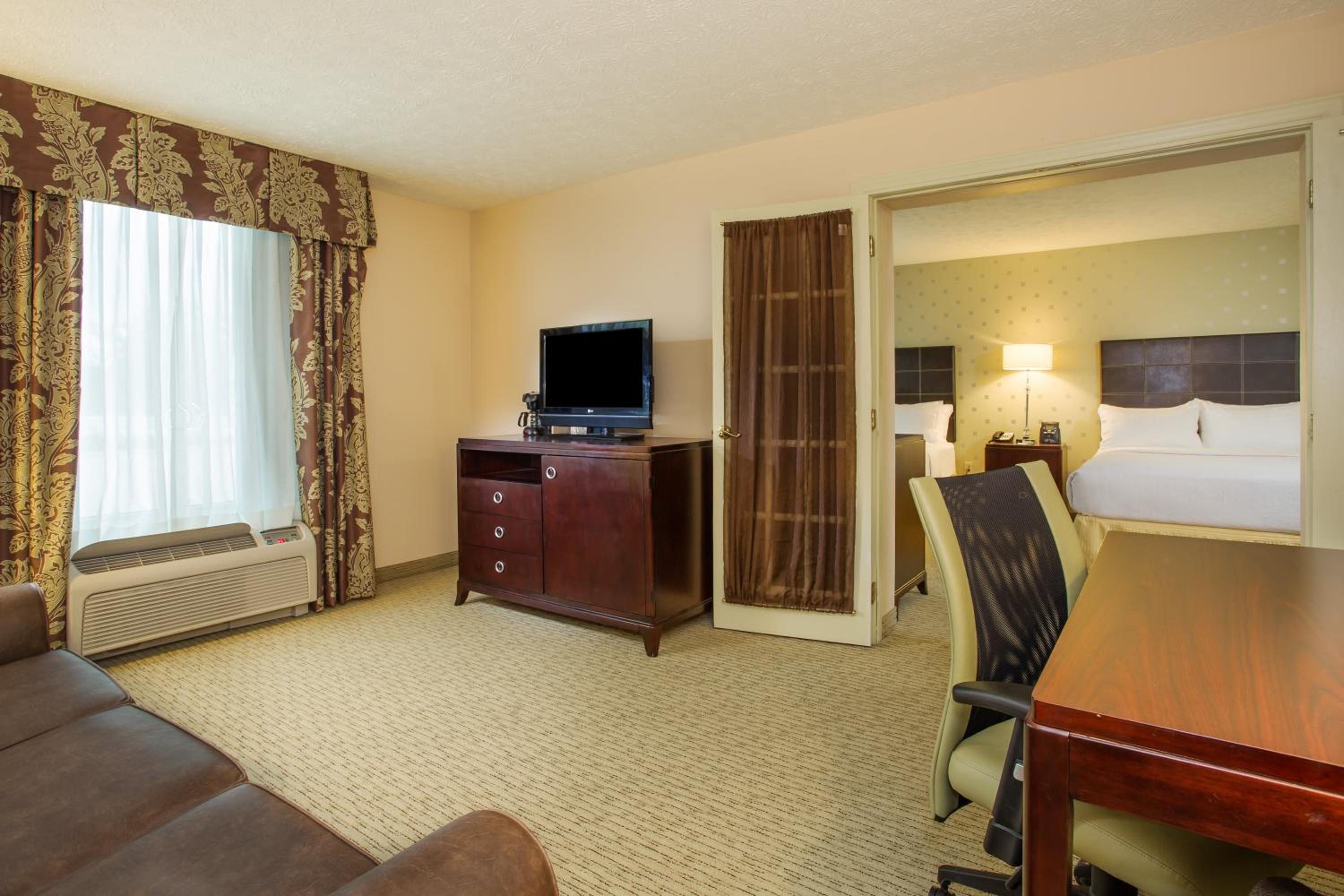 Queen Room with Two Queen Beds - Mobility Access Tub/Non-Smoking - Photo 2