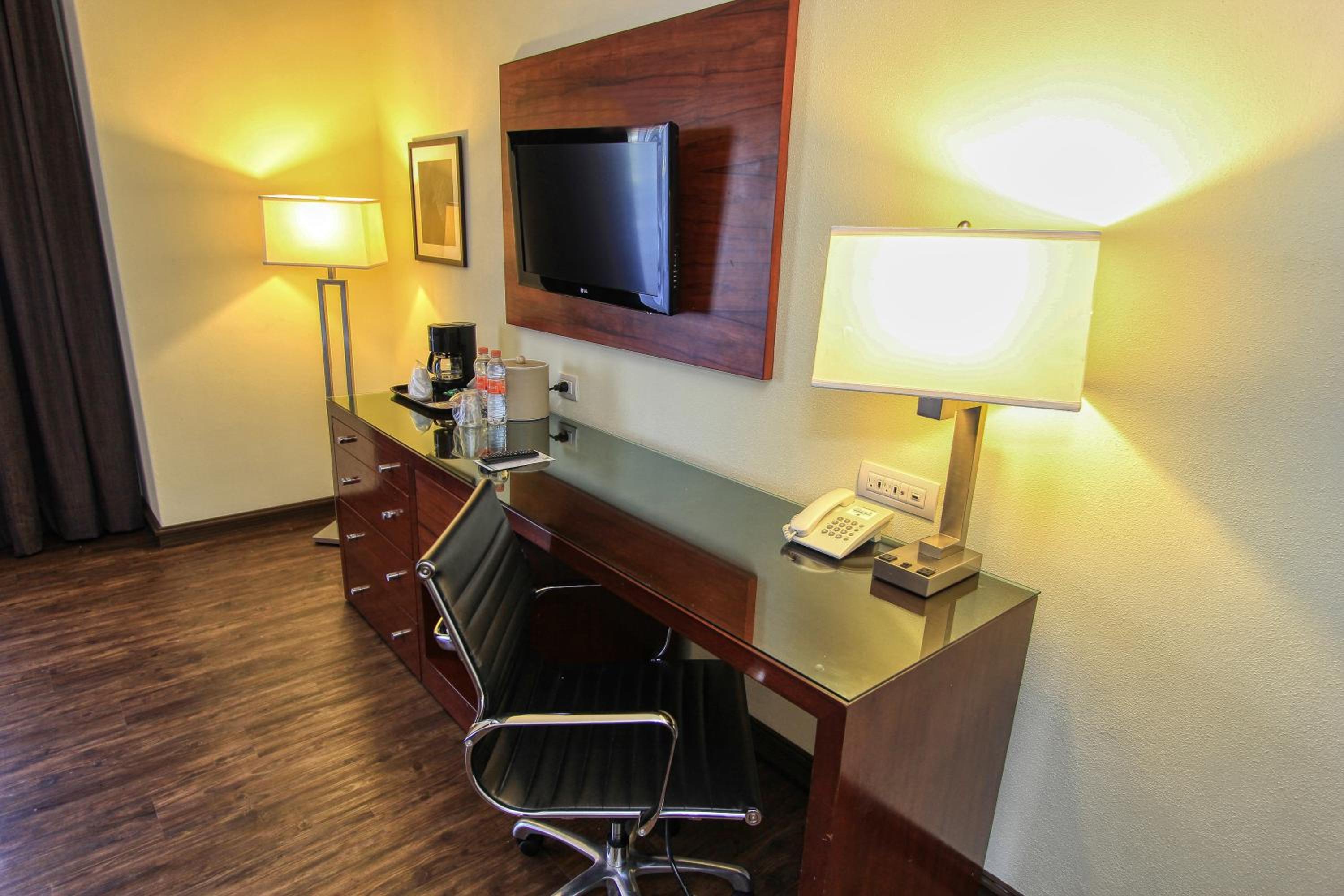 Standard King Room - Photo 11