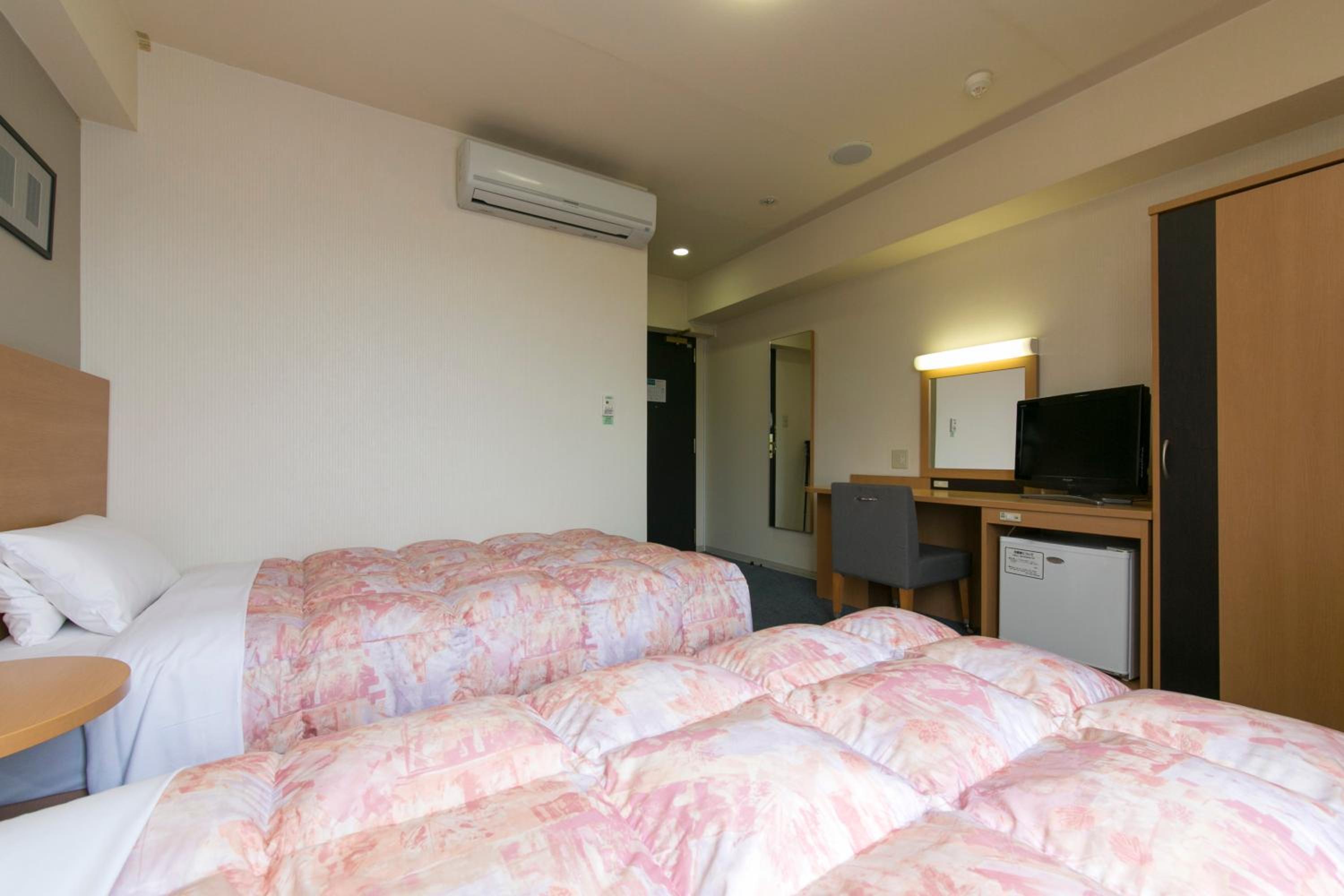 Twin Room - Non-Smoking - Photo 2