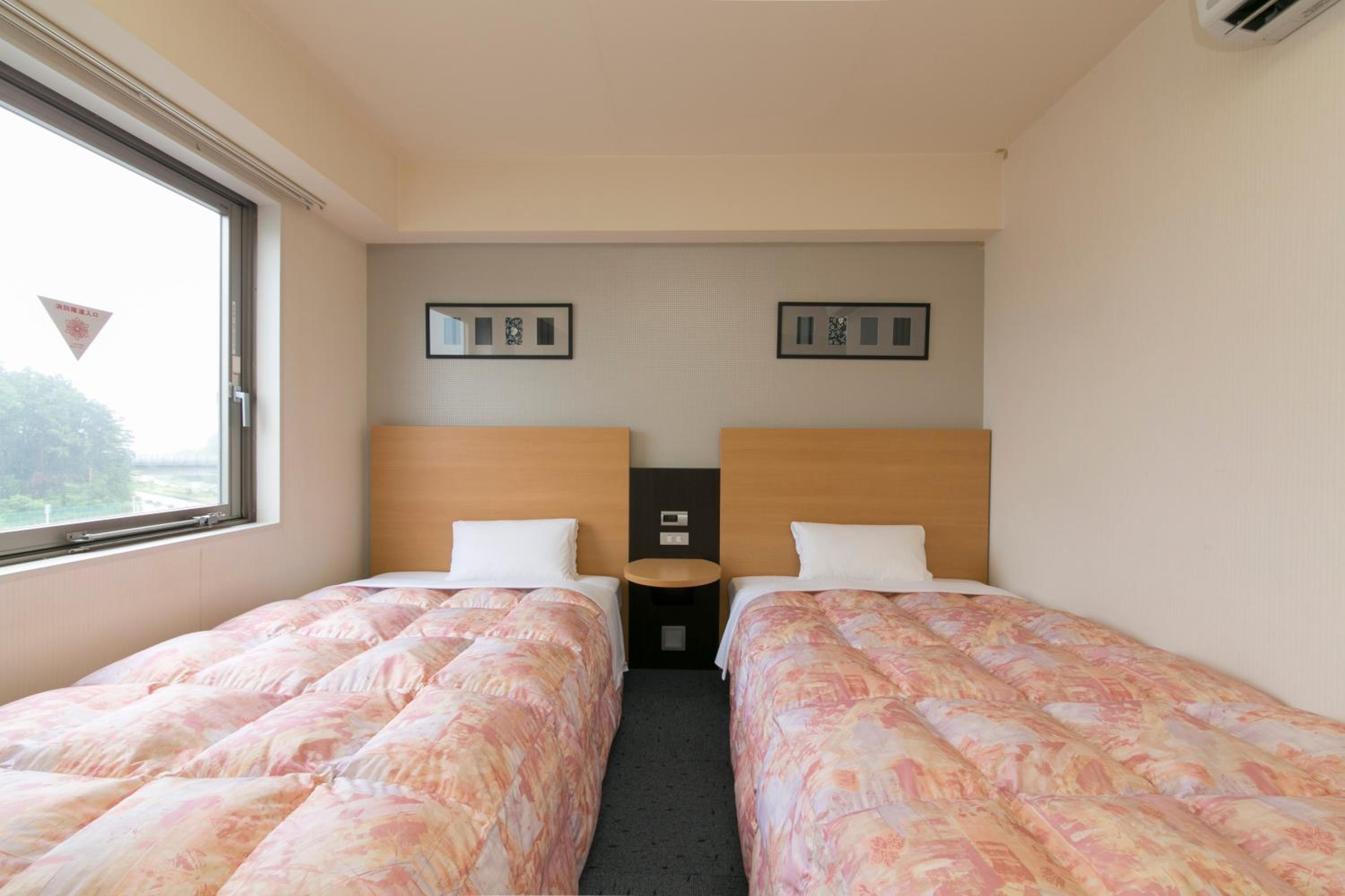 Twin Room - Non-Smoking - Photo 6