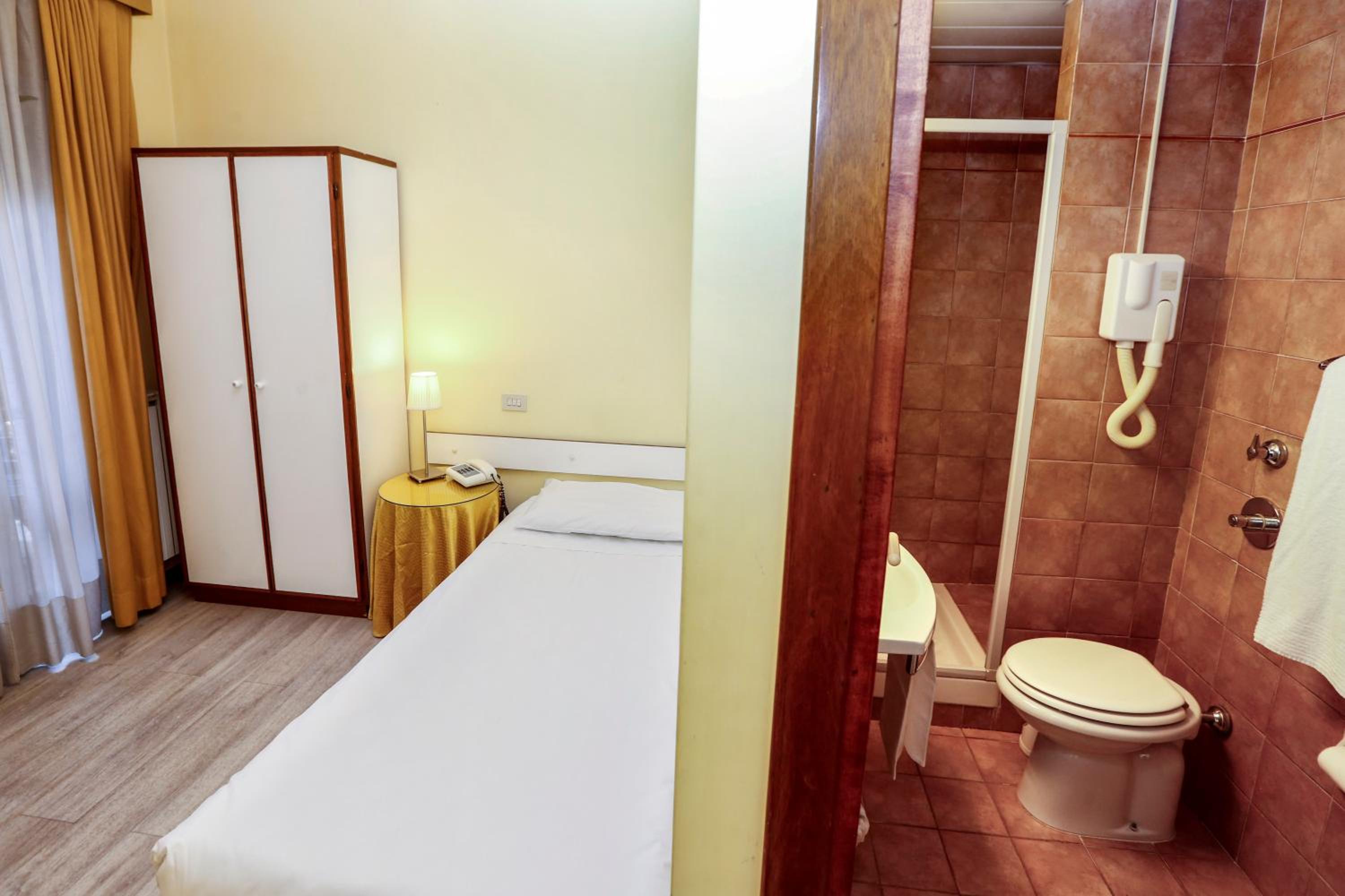 Single Room thumbnail 5