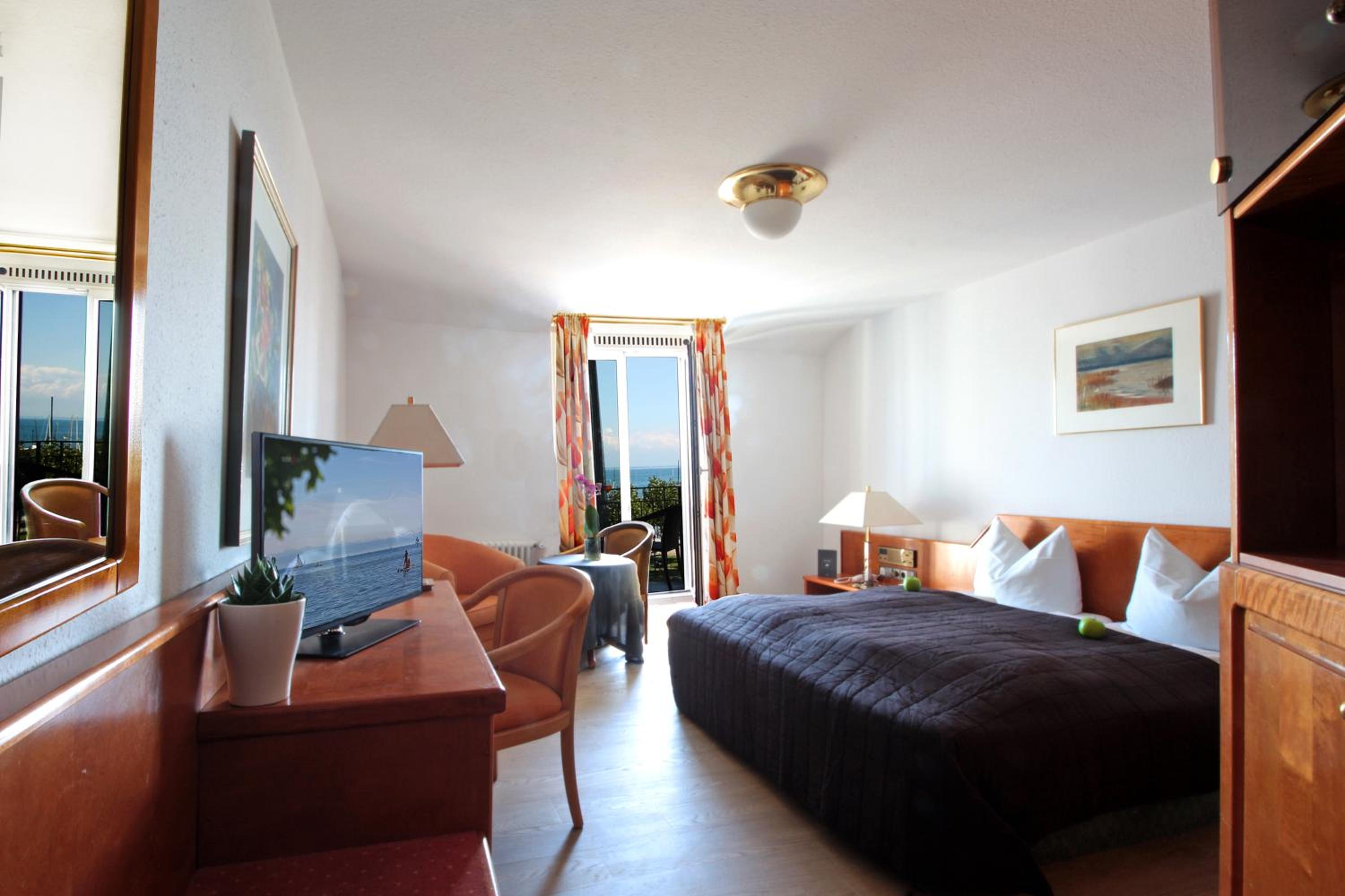 Deluxe Double Room with Balcony and Lake View - Photo 1