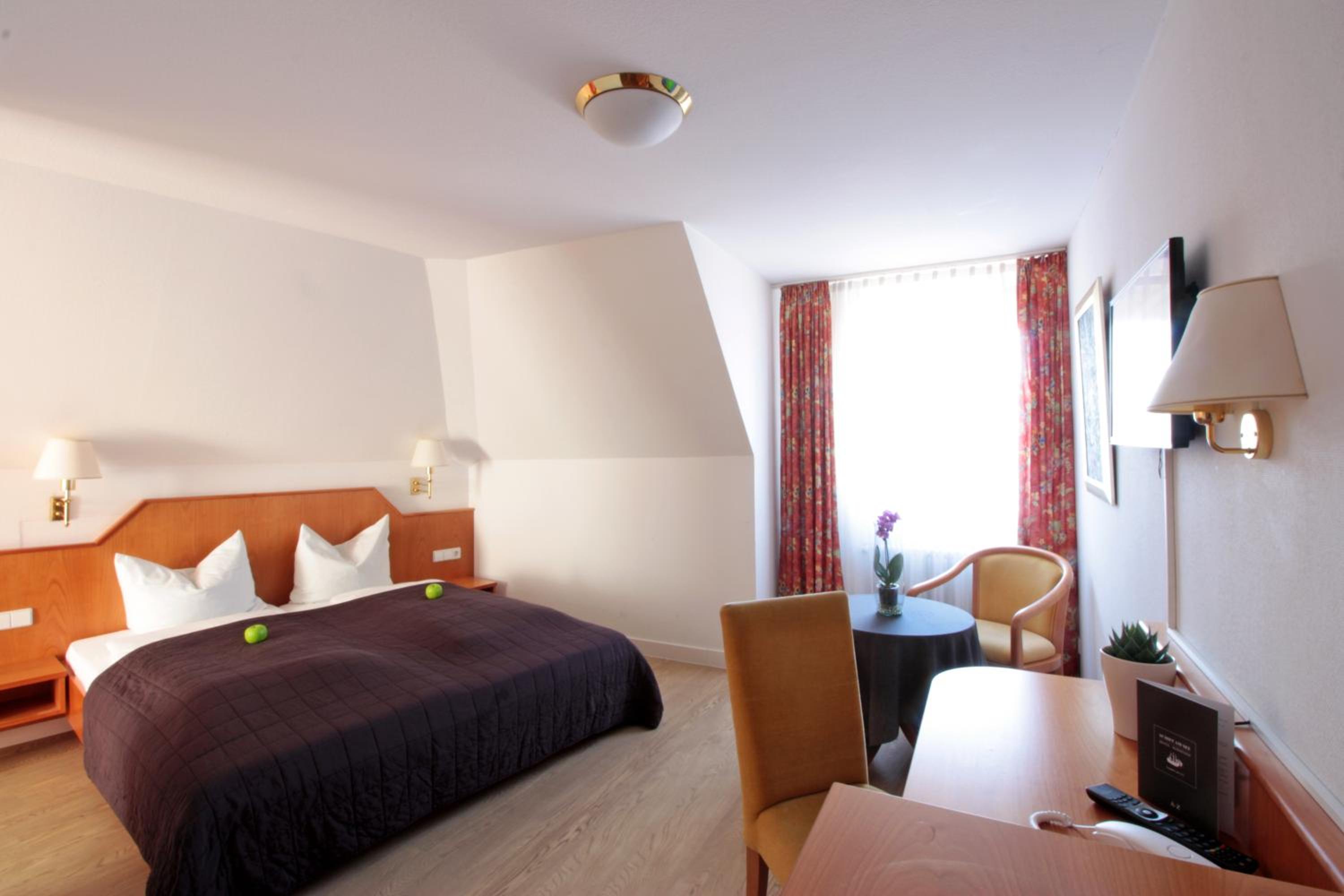 Deluxe Double Room with Side Lake View - Photo 7