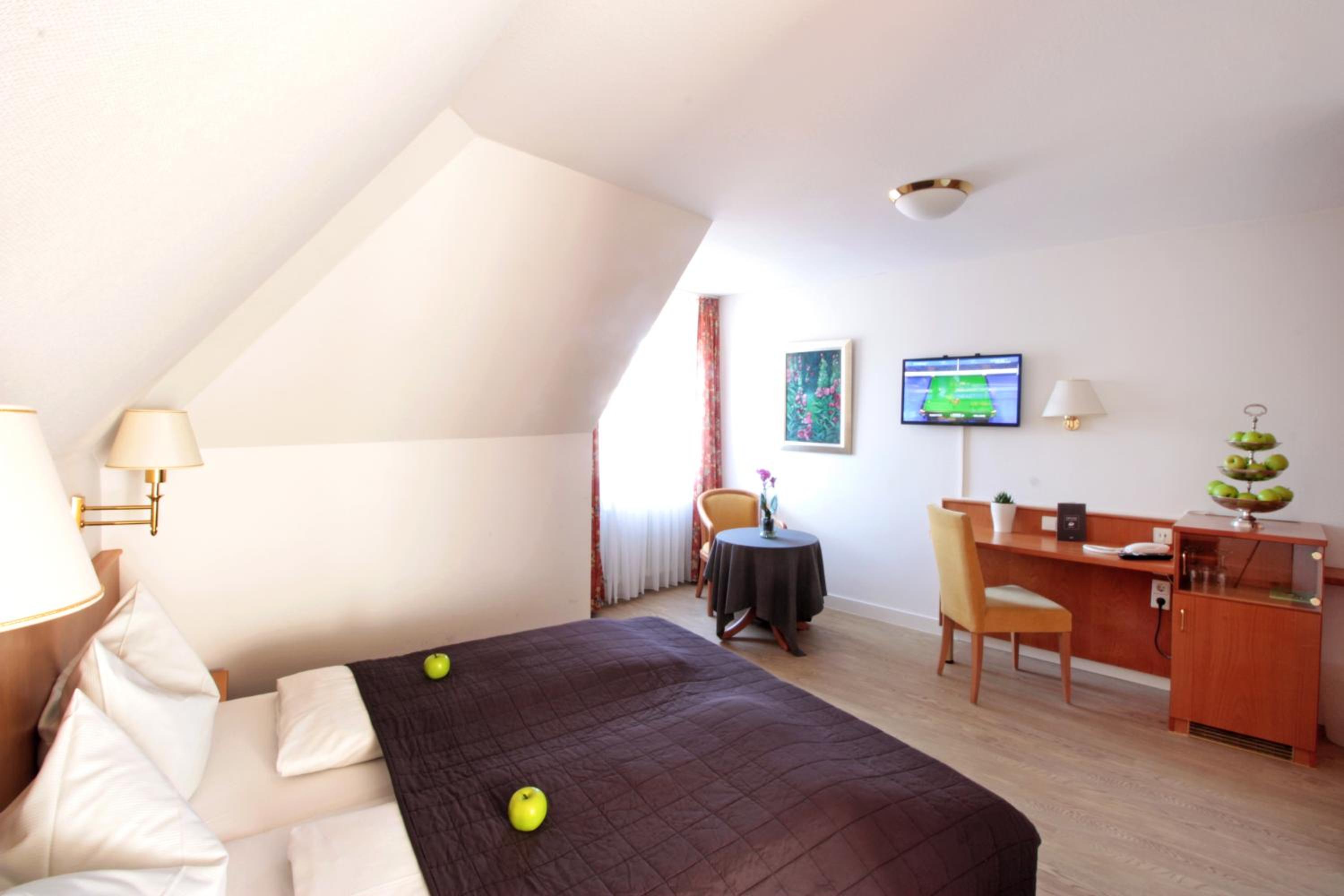 Deluxe Double Room with Side Lake View - Photo 6