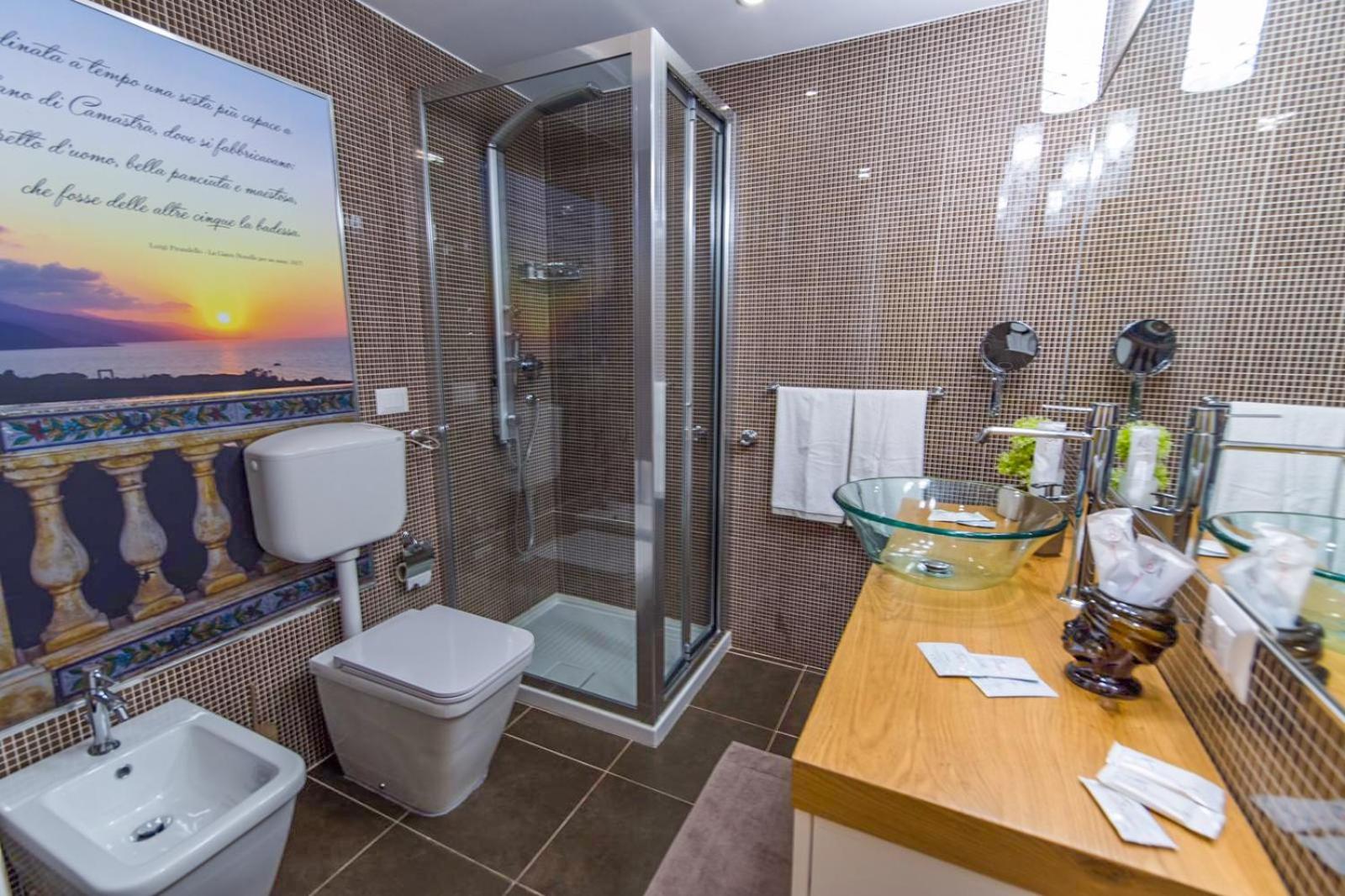Deluxe Double Room with Balcony and Sea View - Photo 16