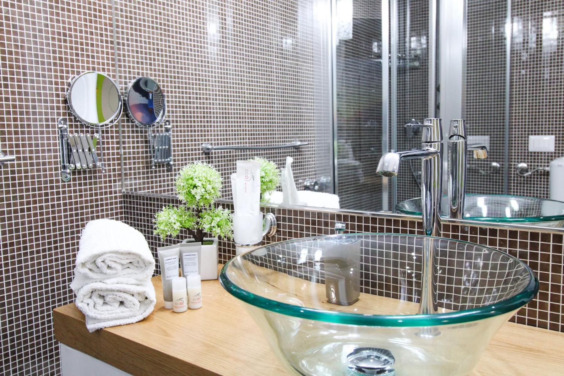 Deluxe Double Room with Balcony and Sea View - Photo 17