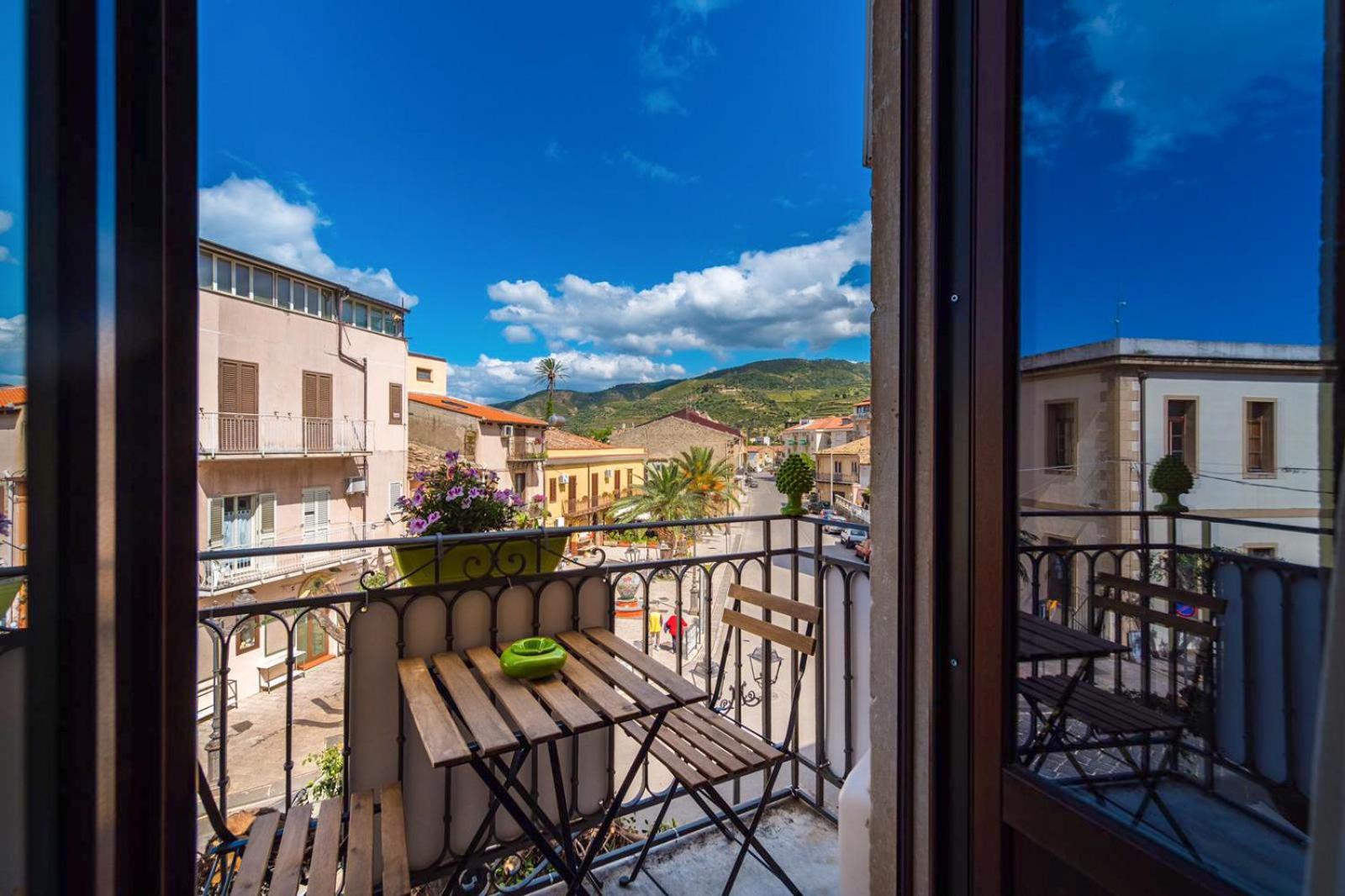 Deluxe Double Room with Balcony and Sea View - Photo 12