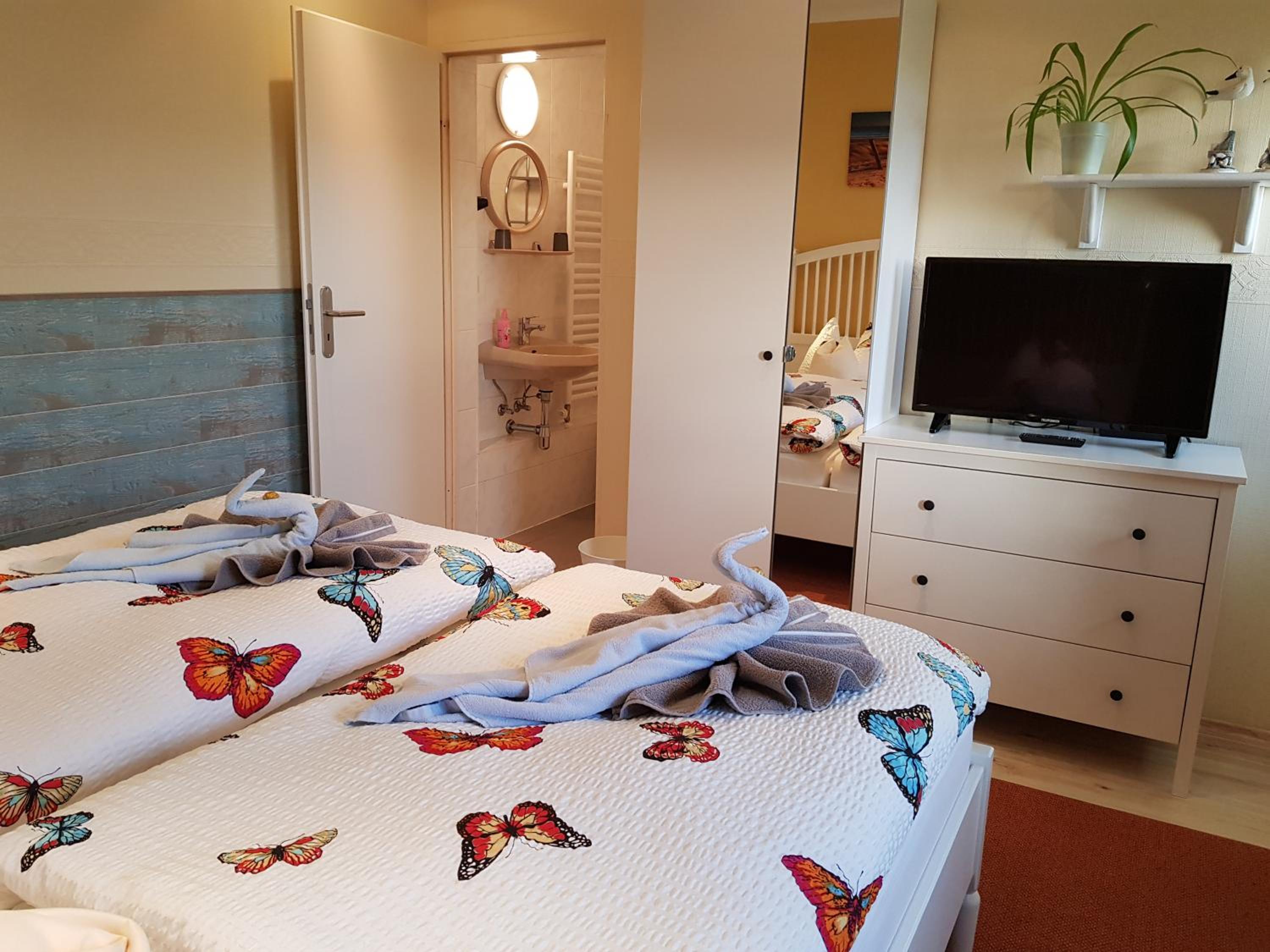 Standard Double Room - Photo 9