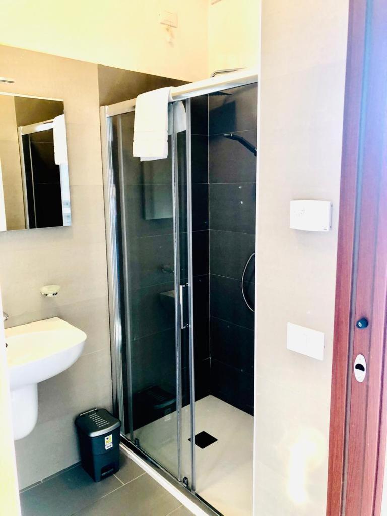 Deluxe Room (2 Adults + 1 Child) - Photo 3