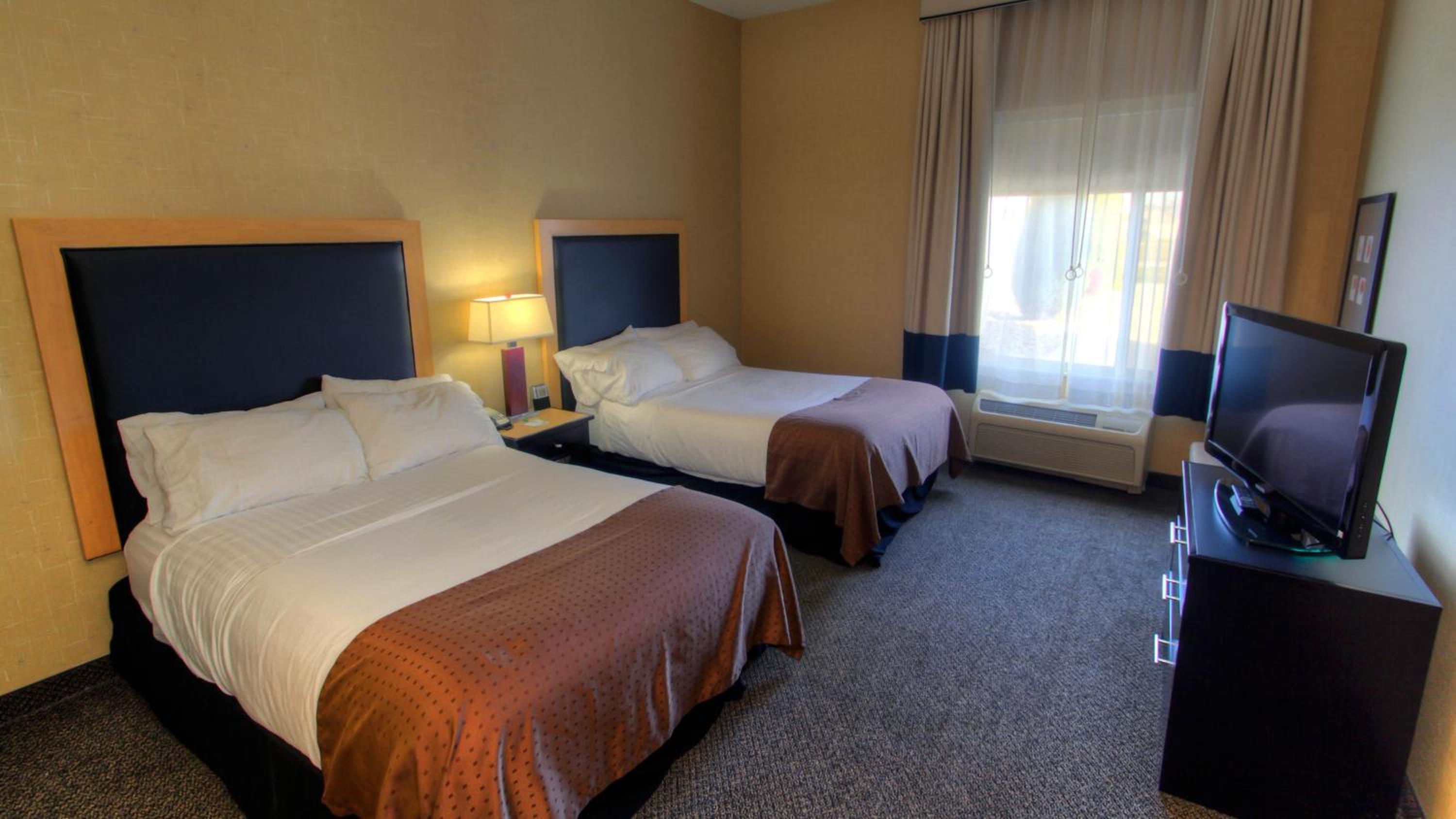 One-Bedroom Queen Suite - Photo 2