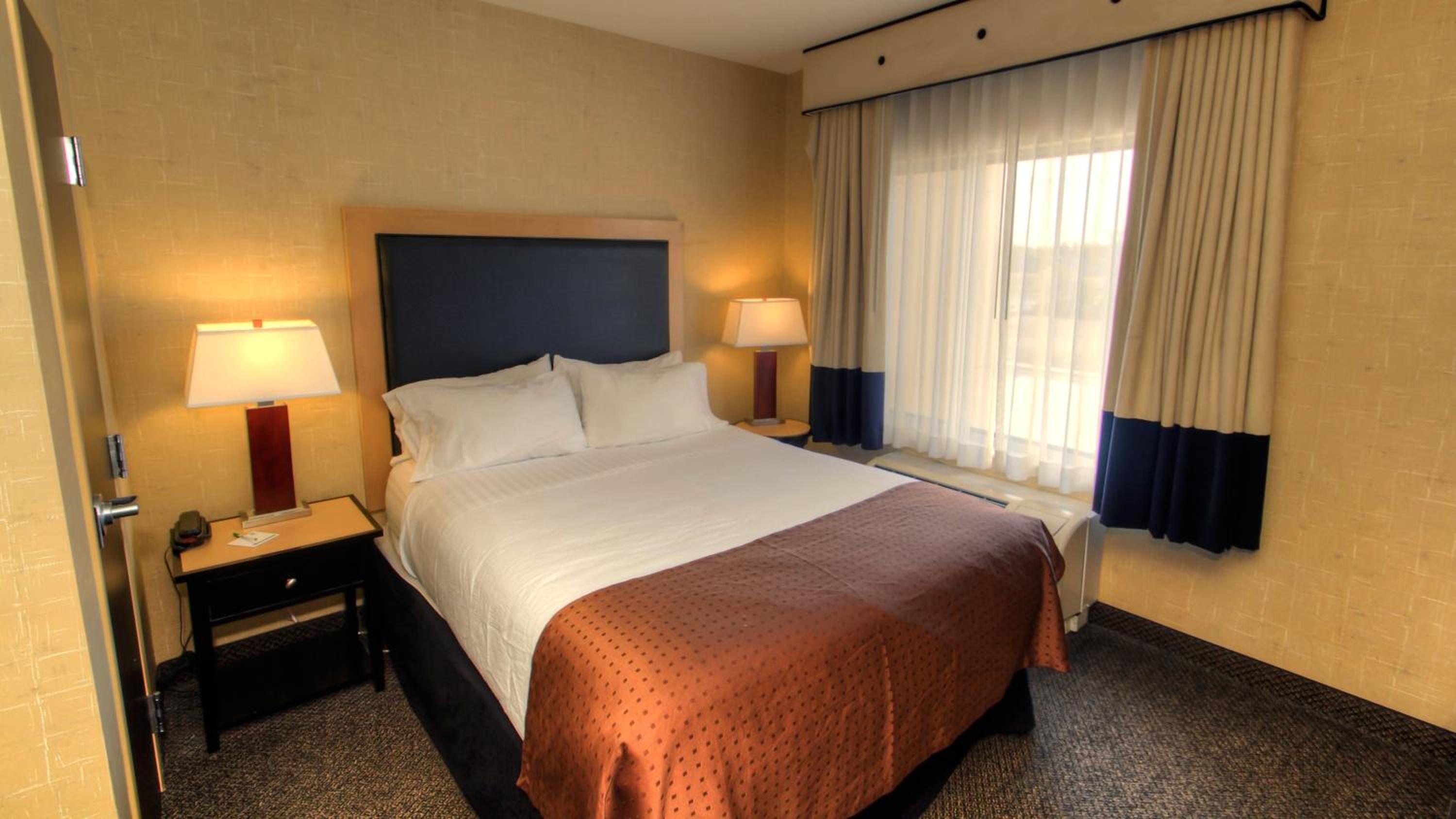 One-Bedroom Queen Suite -Non-Smoking - Photo 1