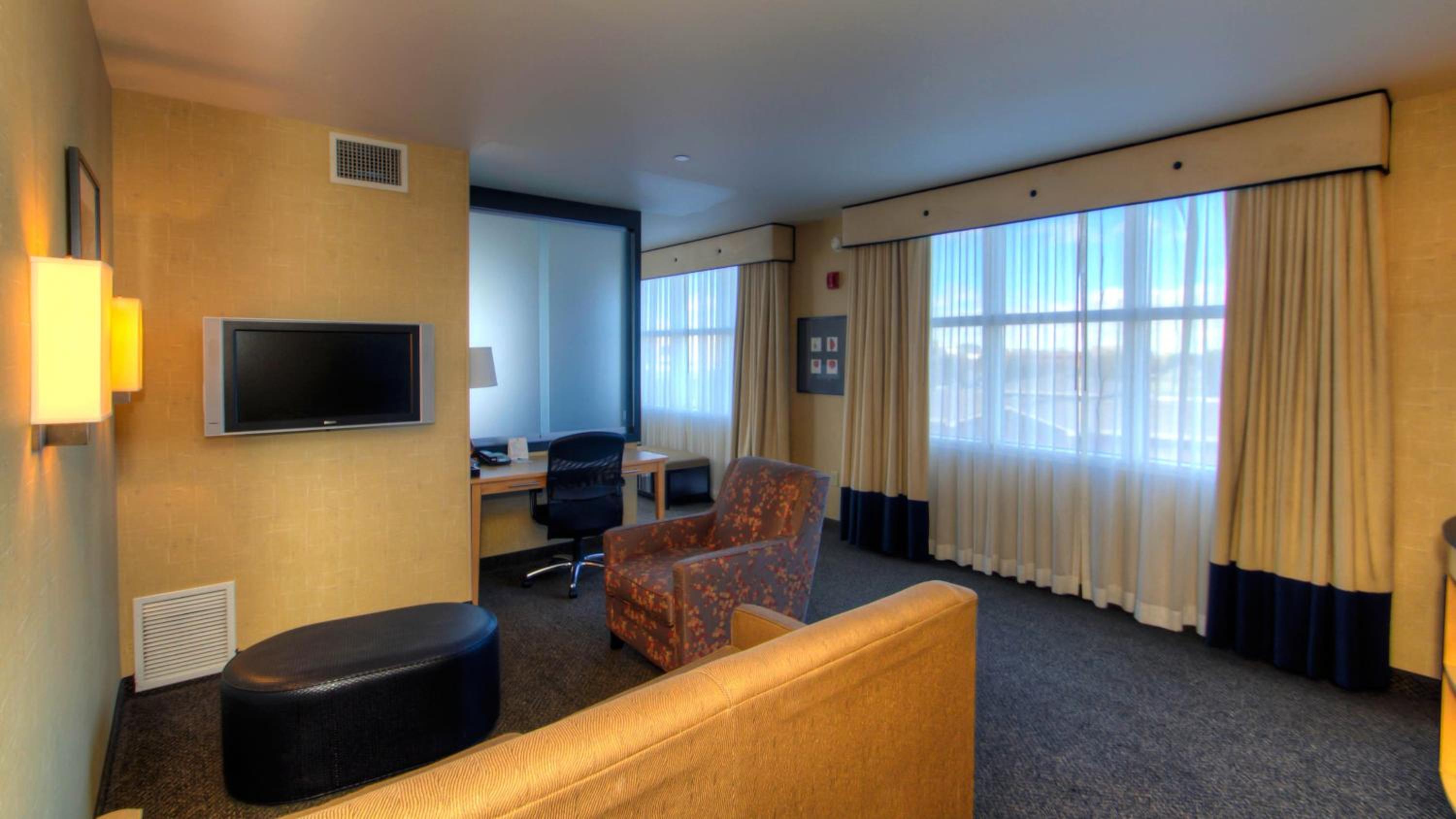 One-Bedroom King Suite - Photo 3