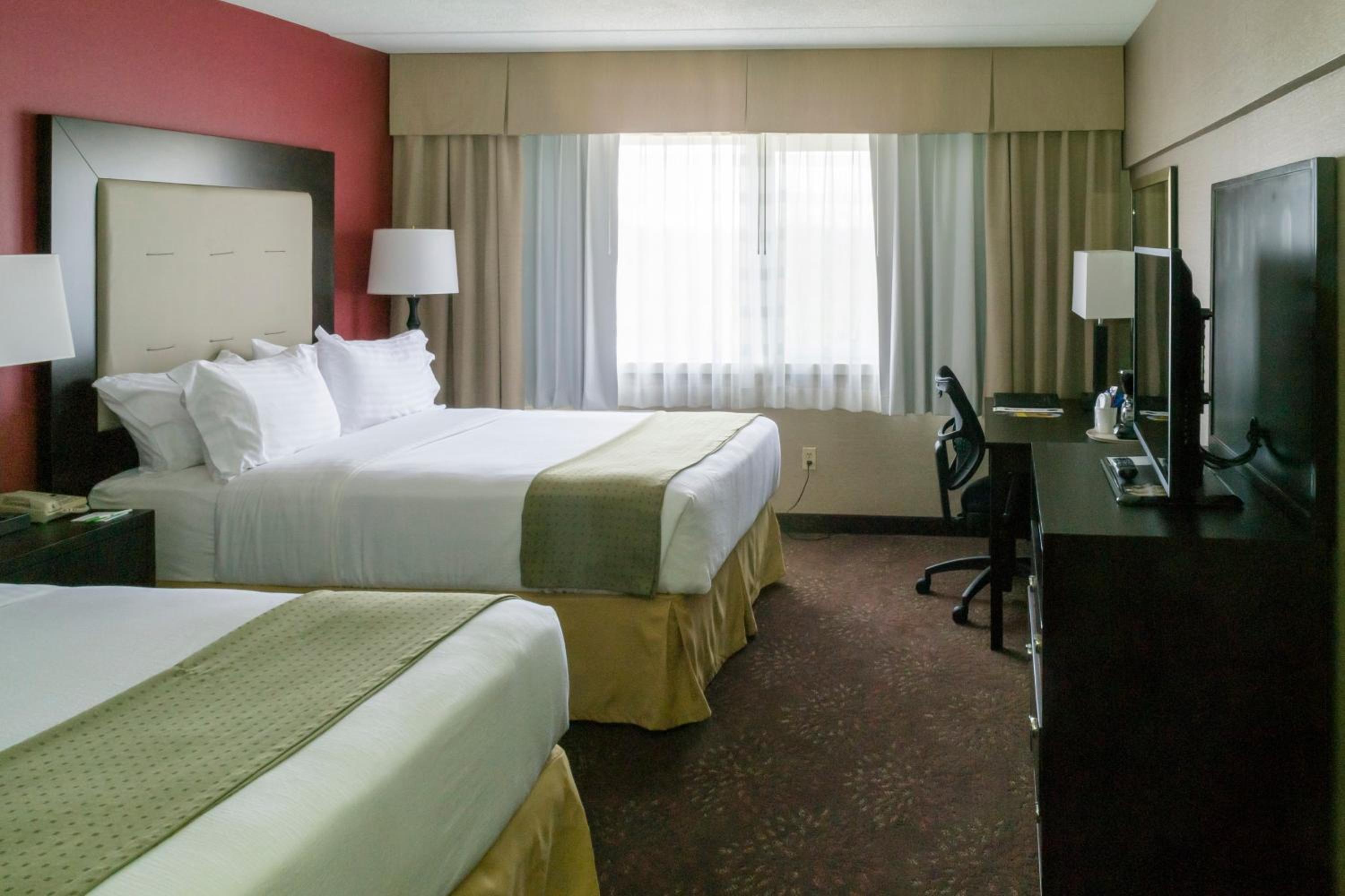 Standard Queen Room with Two Queen Beds photo 1