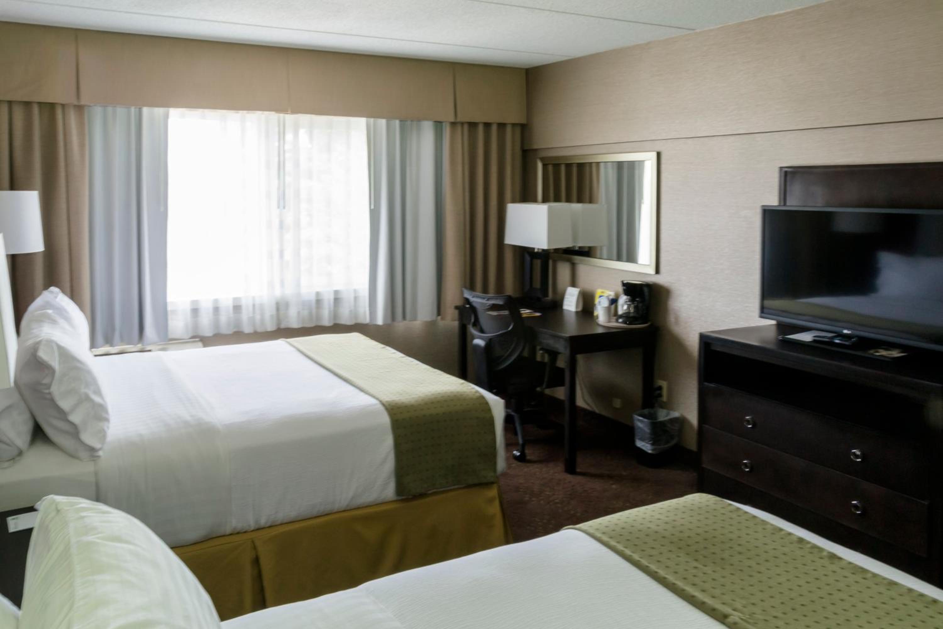 Standard Queen Room with Two Queen Beds photo 3
