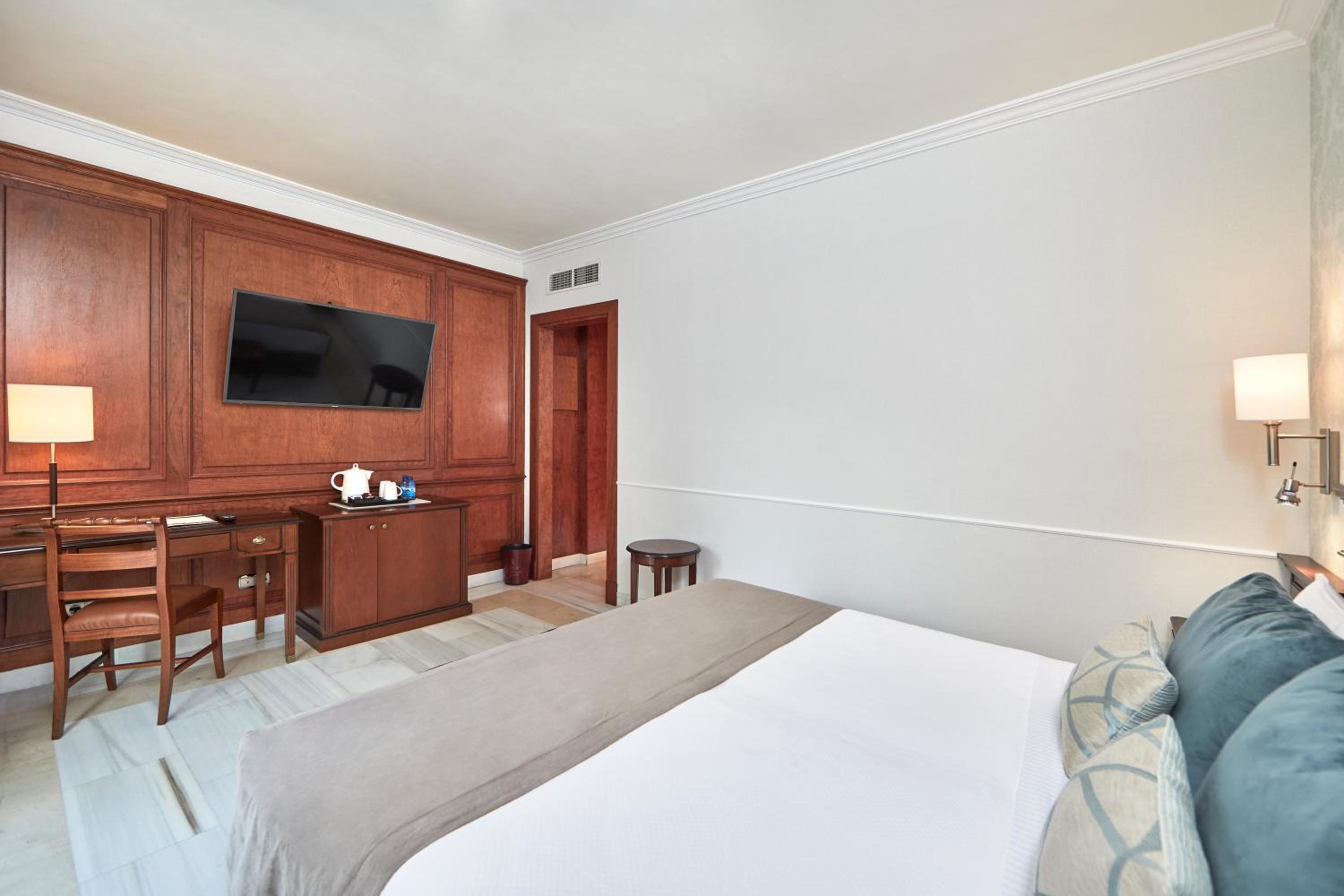 Double or Twin Room (2 Adults + 1 Child)
