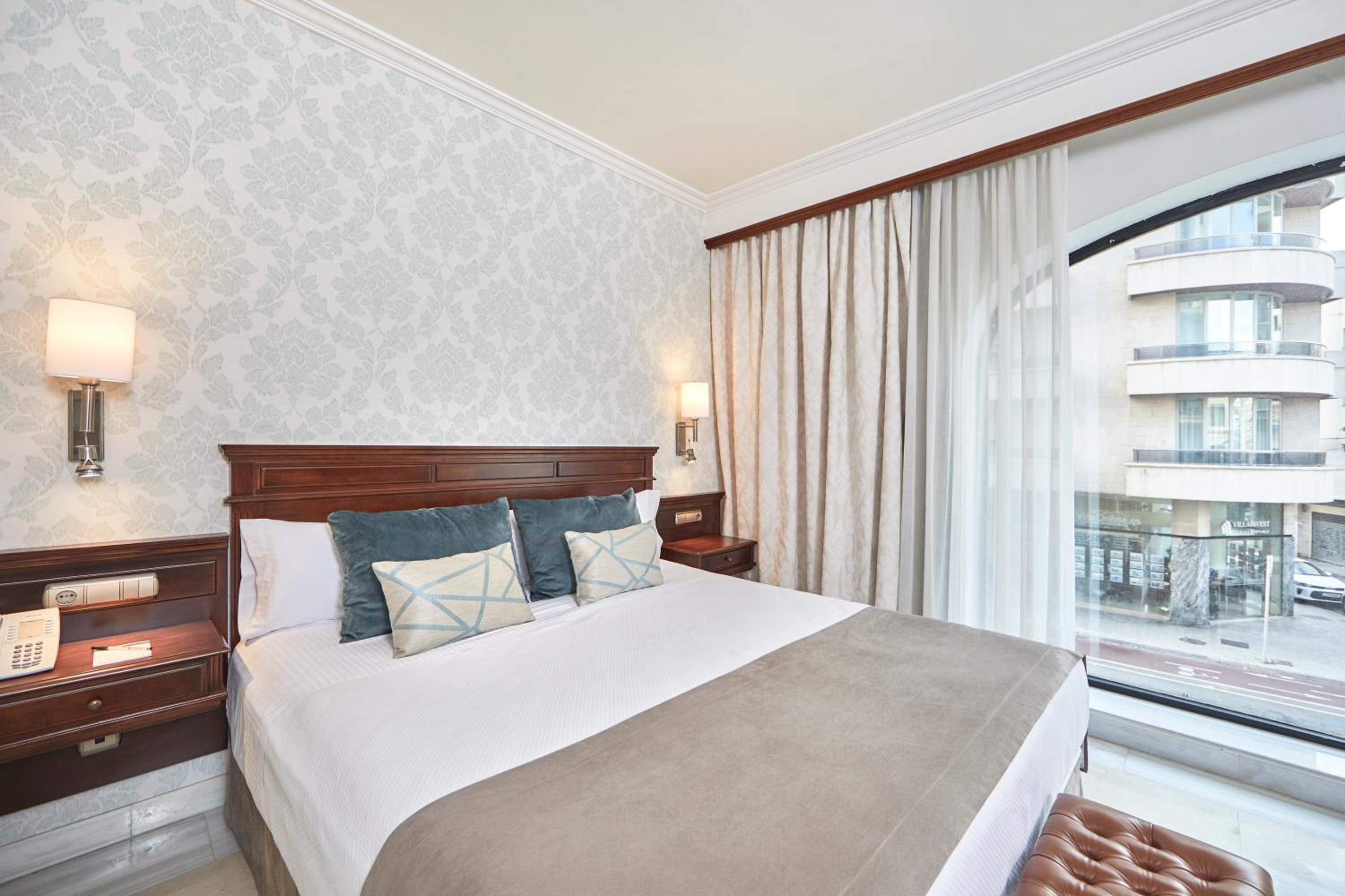 Double or Twin Room (2 Adults + 1 Child)