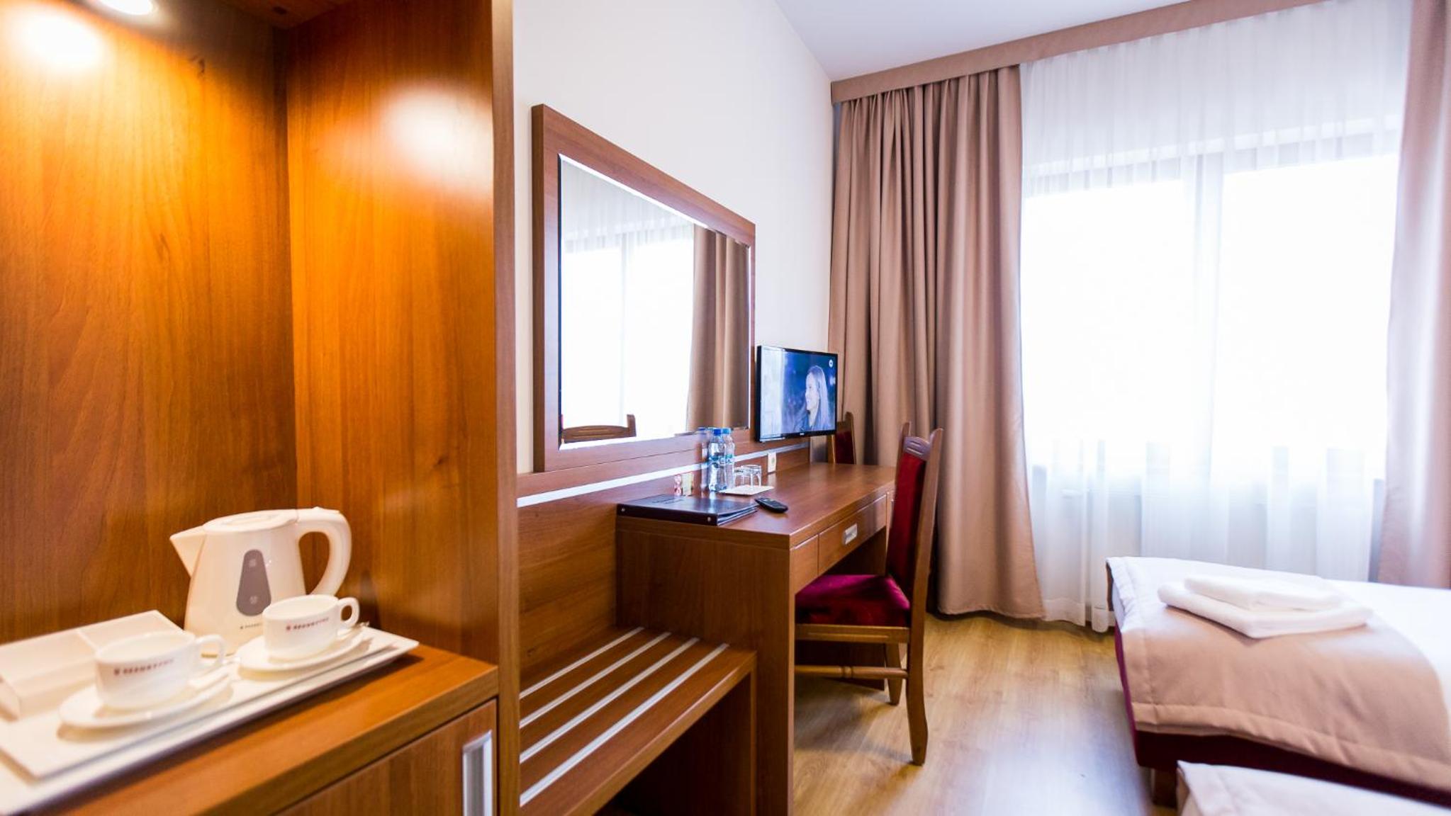 Twin Room with Bathroom - Photo 4