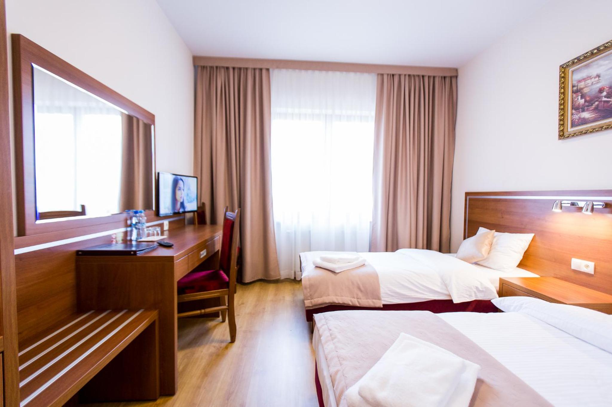 Twin Room with Bathroom - Photo 2