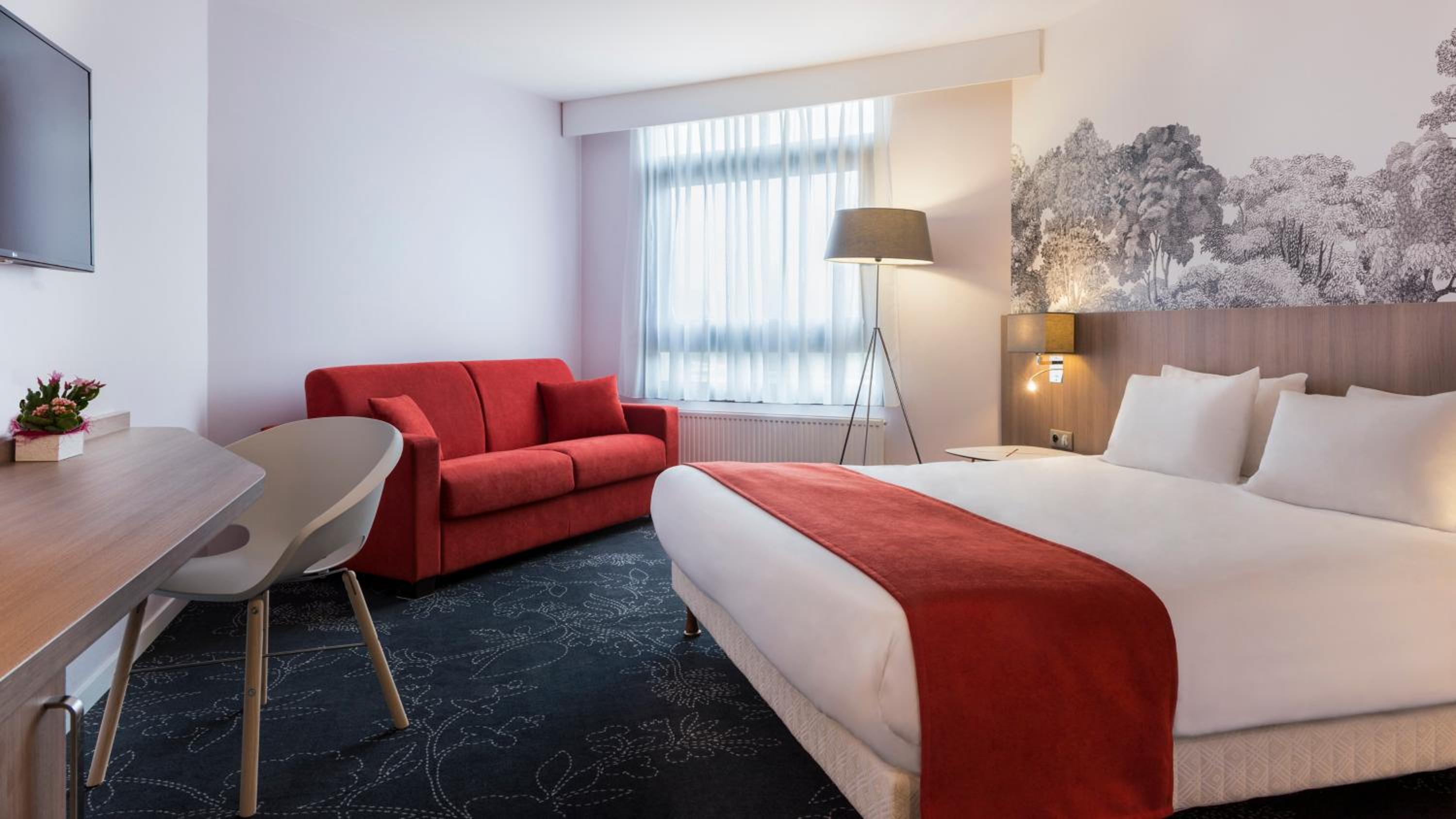 Premium King Room with Sofa Bed photo 1