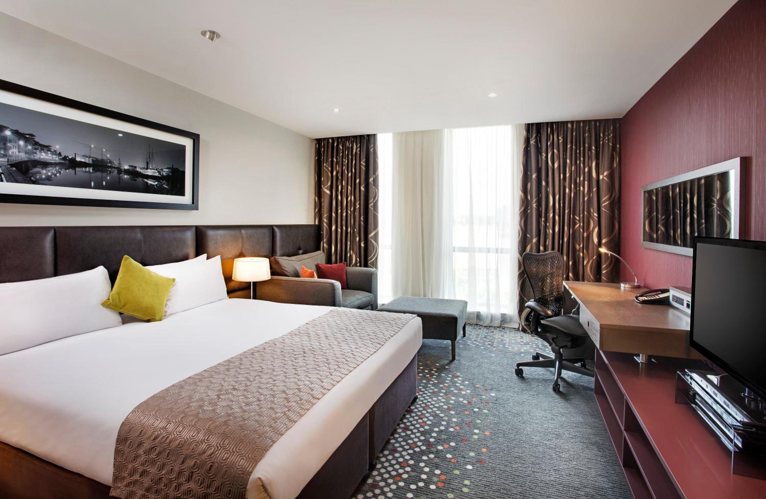 Premium King Room with Sofa Bed - Photo 1