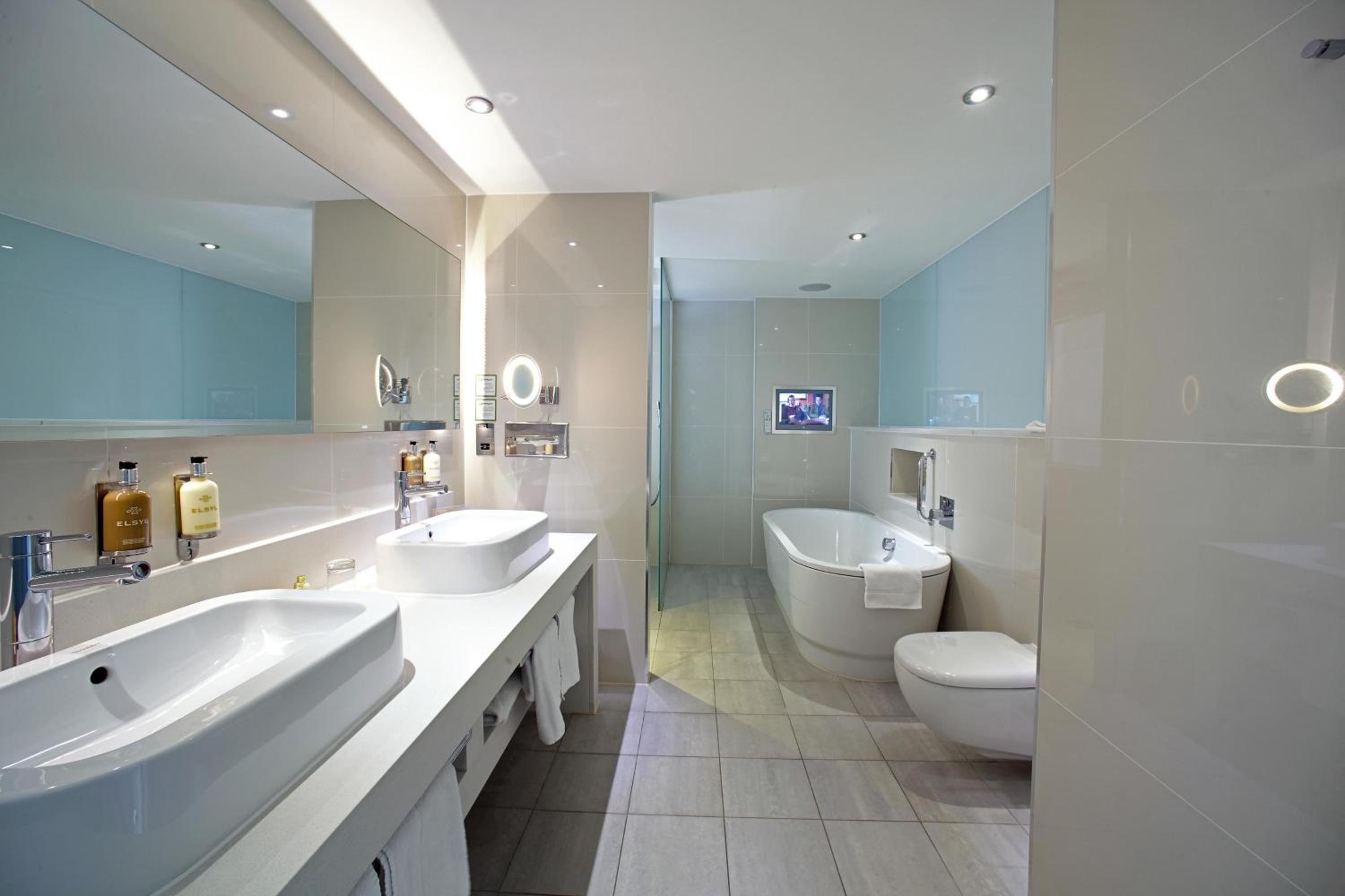 One-Bedroom Suite with Sofa Bed - Photo 2
