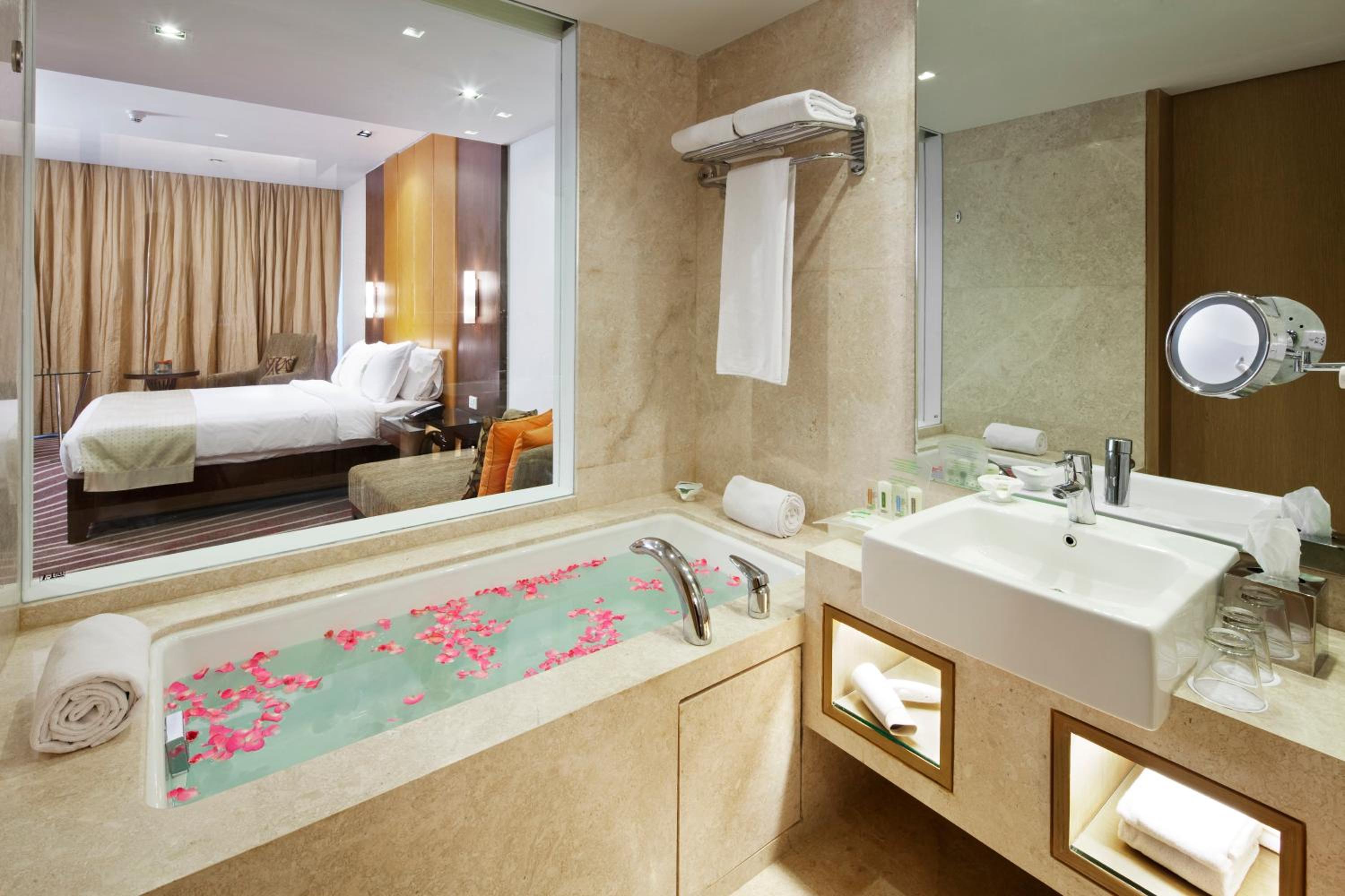 Premium King Room - Lounge Access - Photo 4