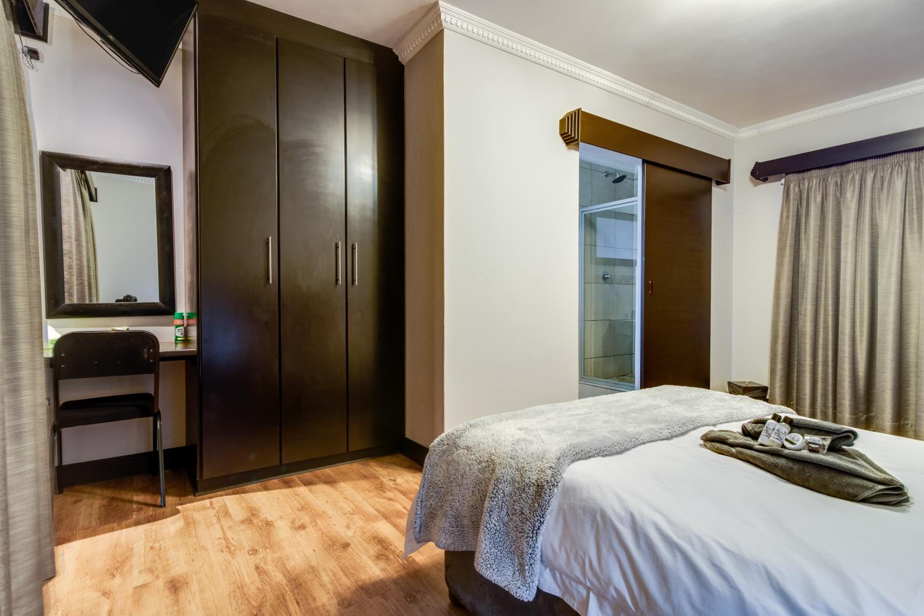 Standard Queen Room photo 2