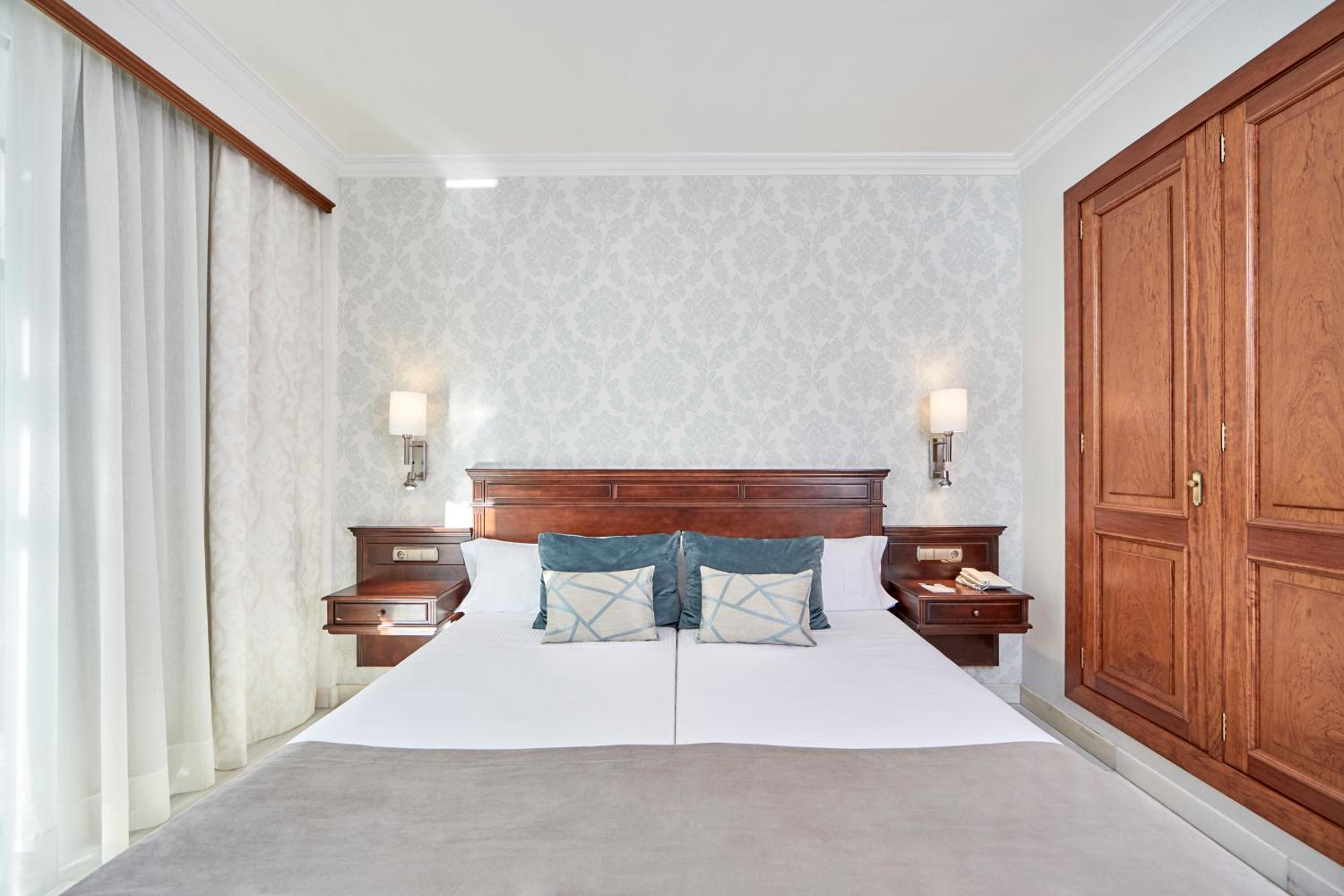 Double or Twin Room (1 Adult) thumbnail 6