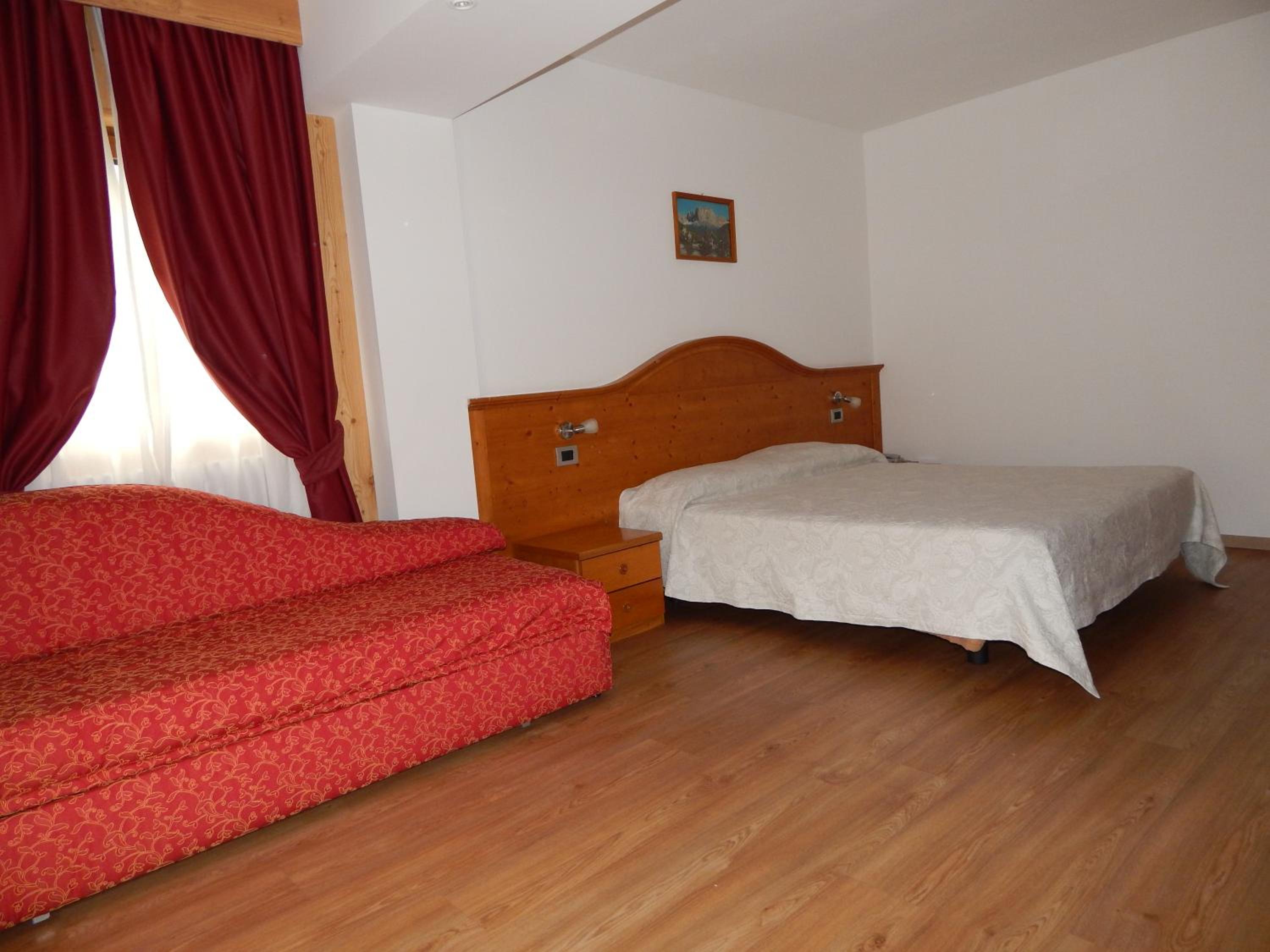 Junior Suite with Balcony - Photo 4