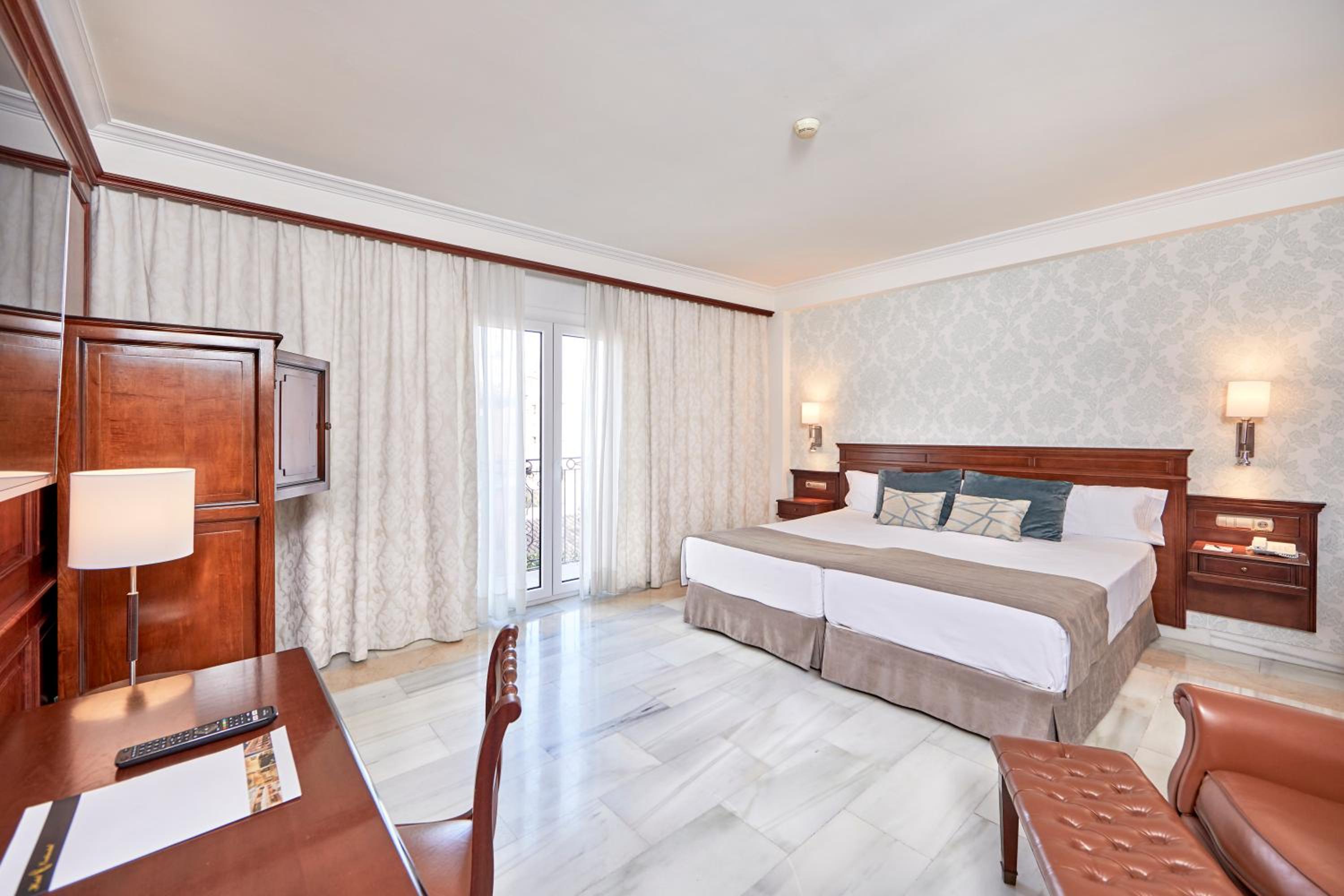 Superior Double or Twin Room thumbnail 6