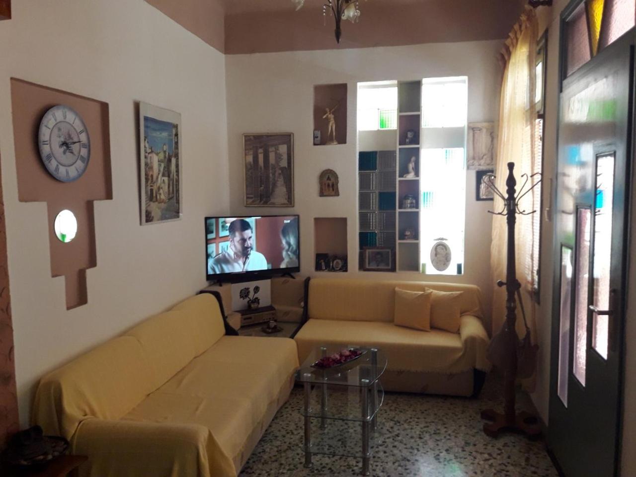 One-Bedroom Apartment - Photo 2