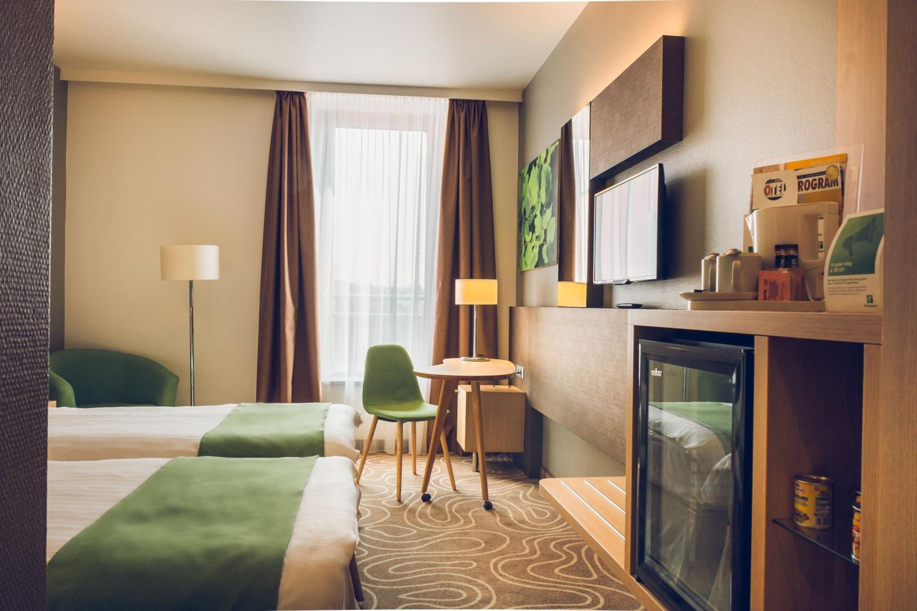 Standard Twin Room thumbnail 5