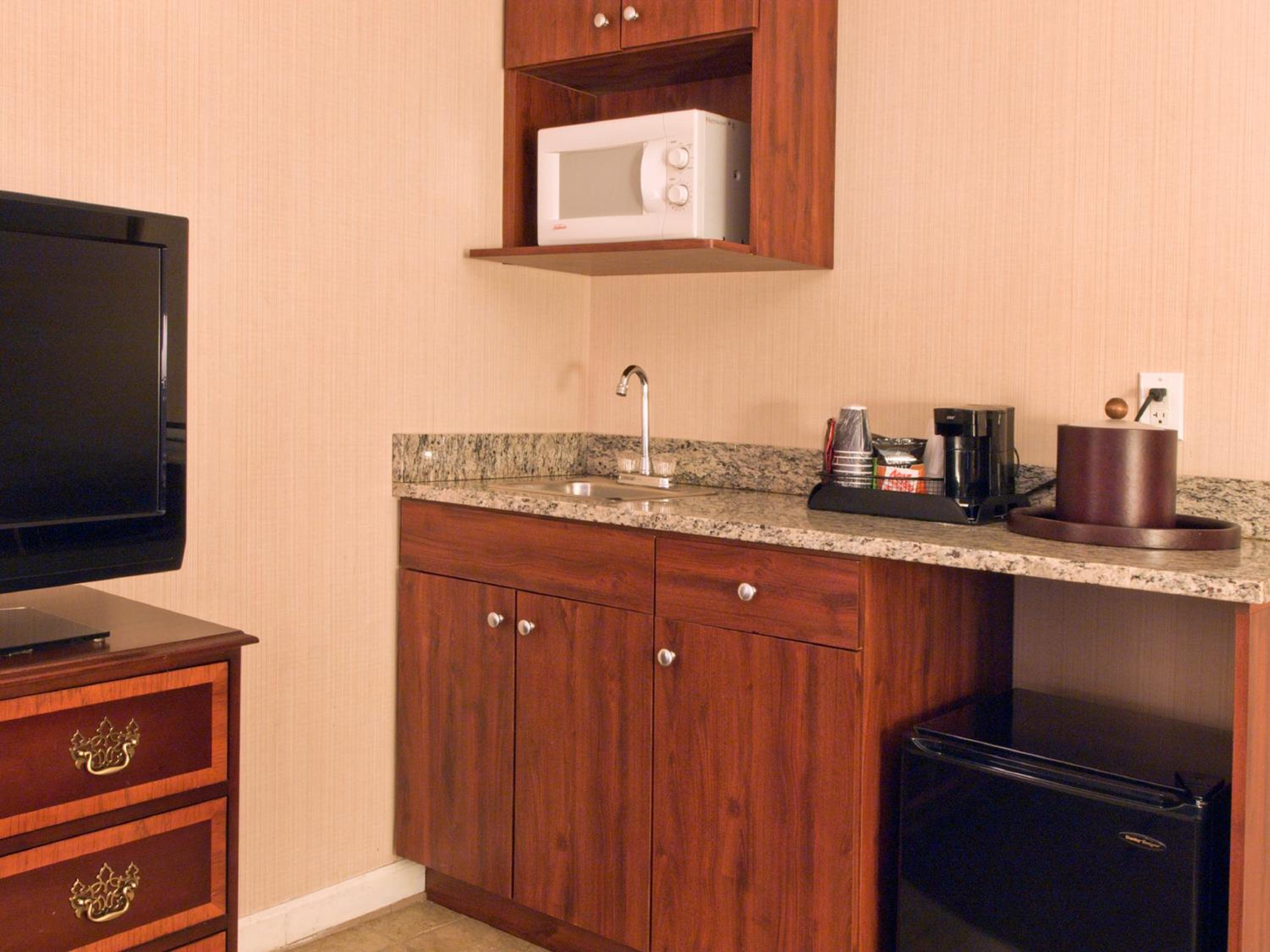 King Suite - Non-Smoking - Photo 6