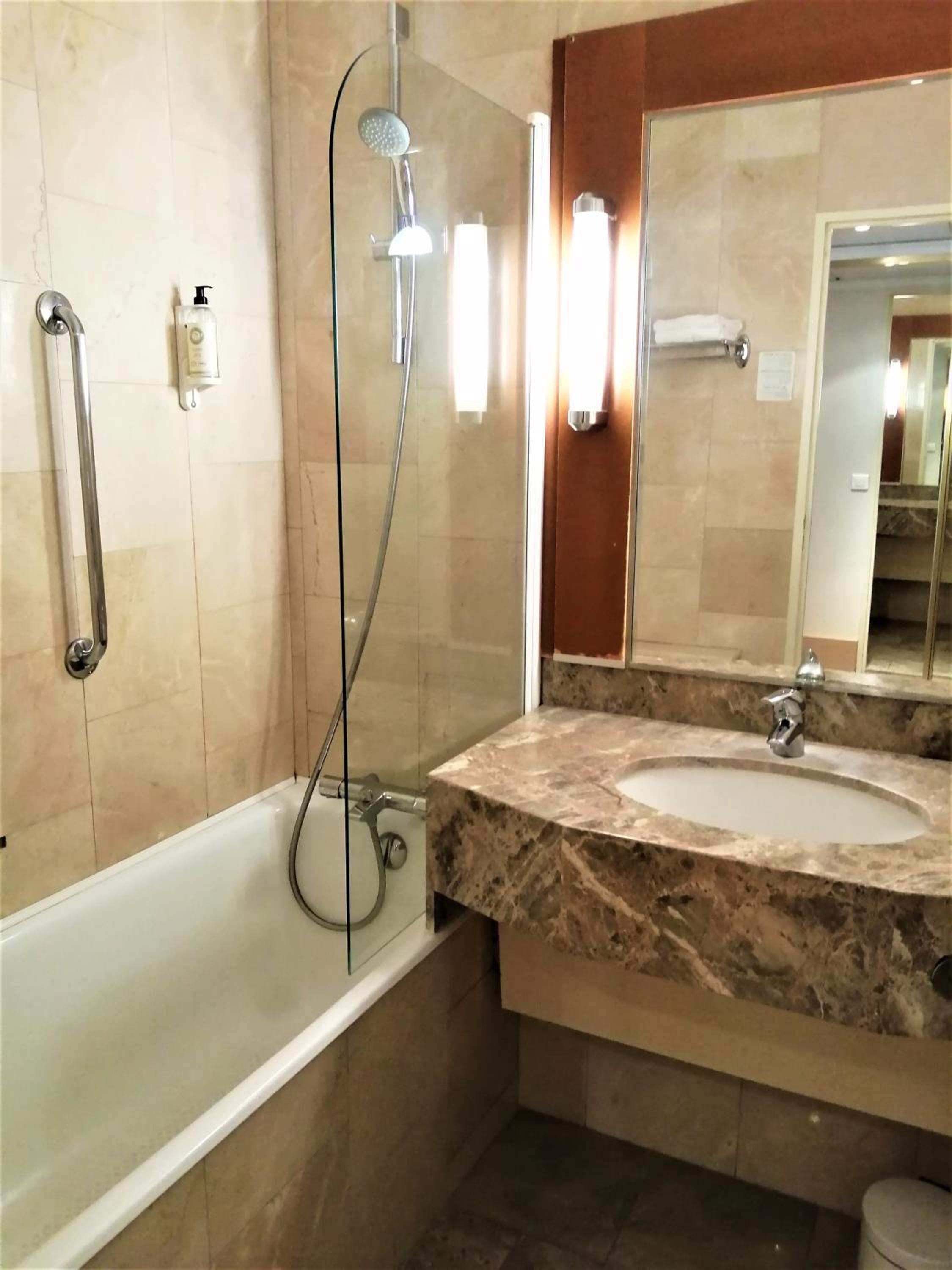 Standard Queen Room - Photo 7