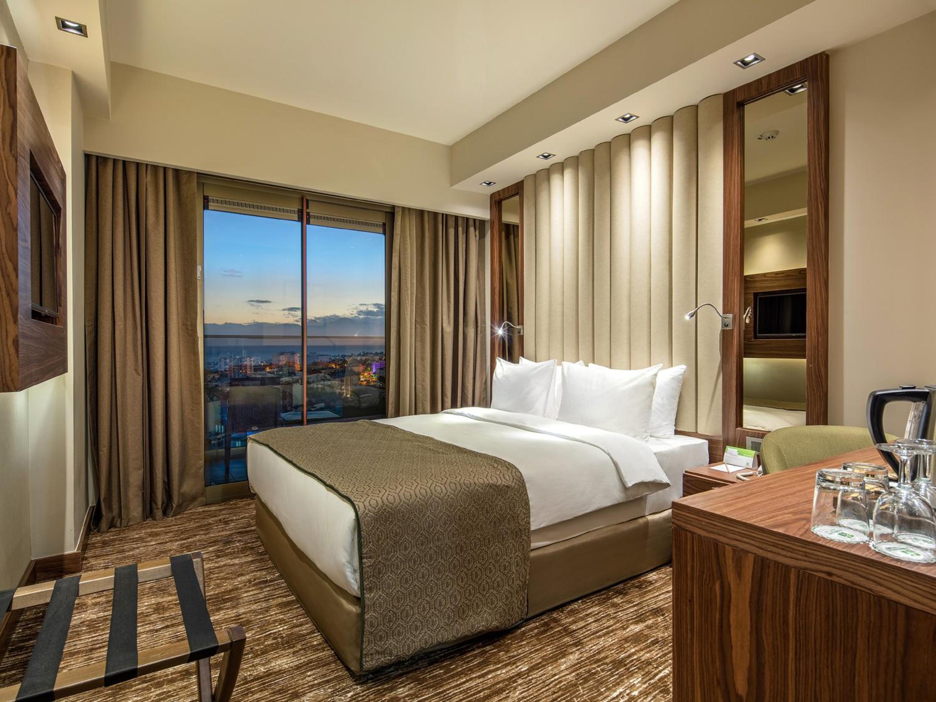 Standard Queen Room with Sea View thumbnail 6