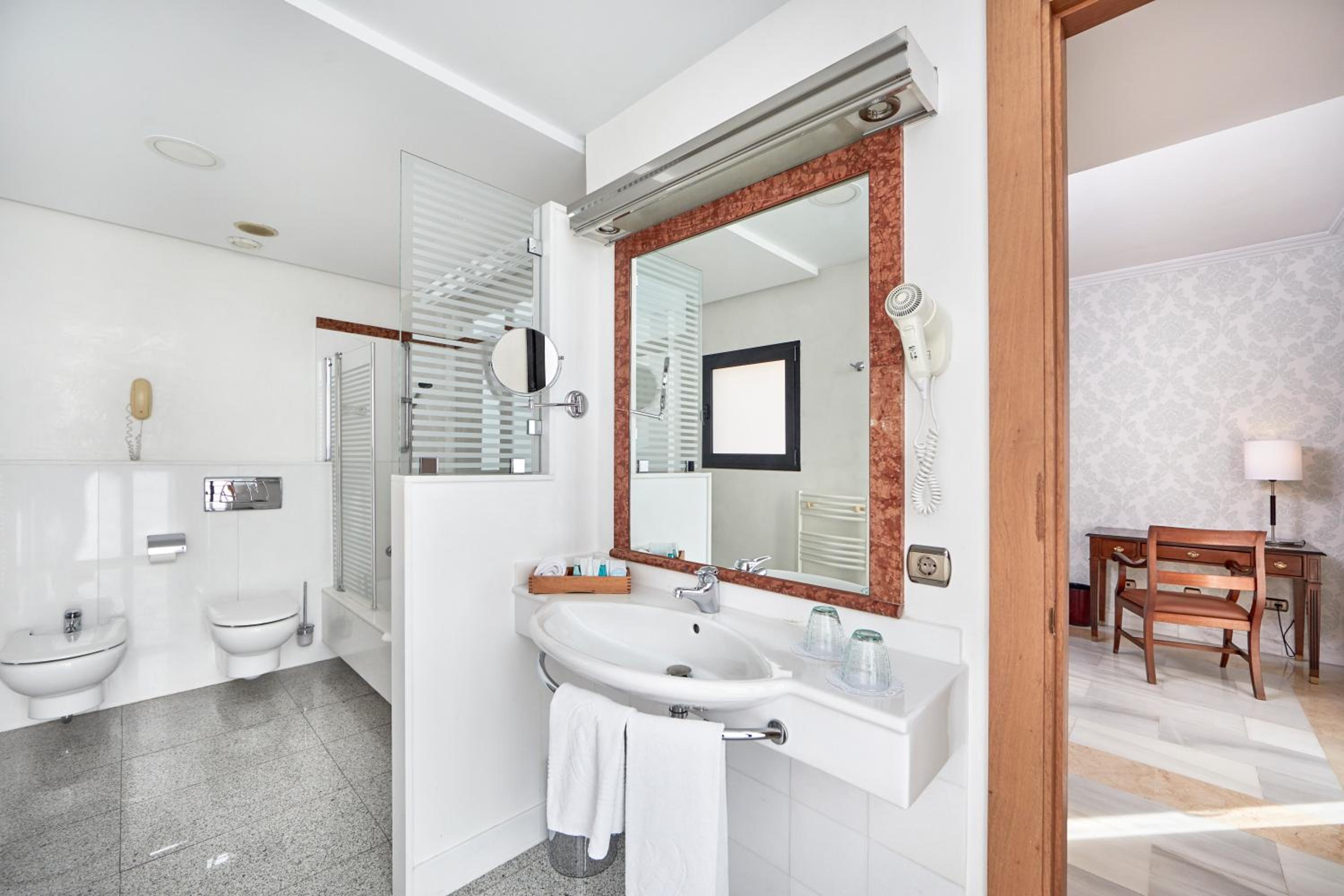 Double or Twin Room (1 Adult) thumbnail 5