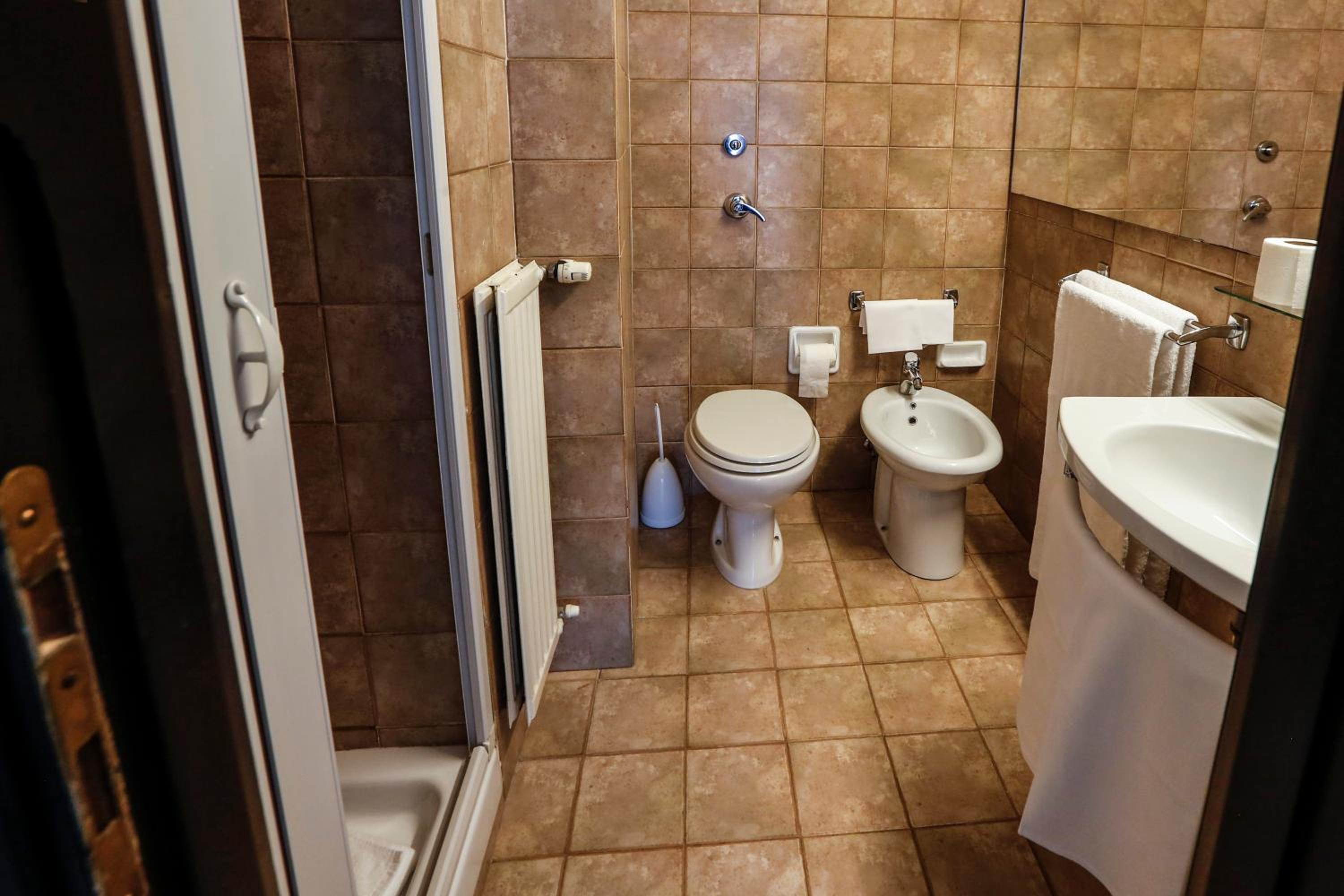 Quadruple Room thumbnail 5