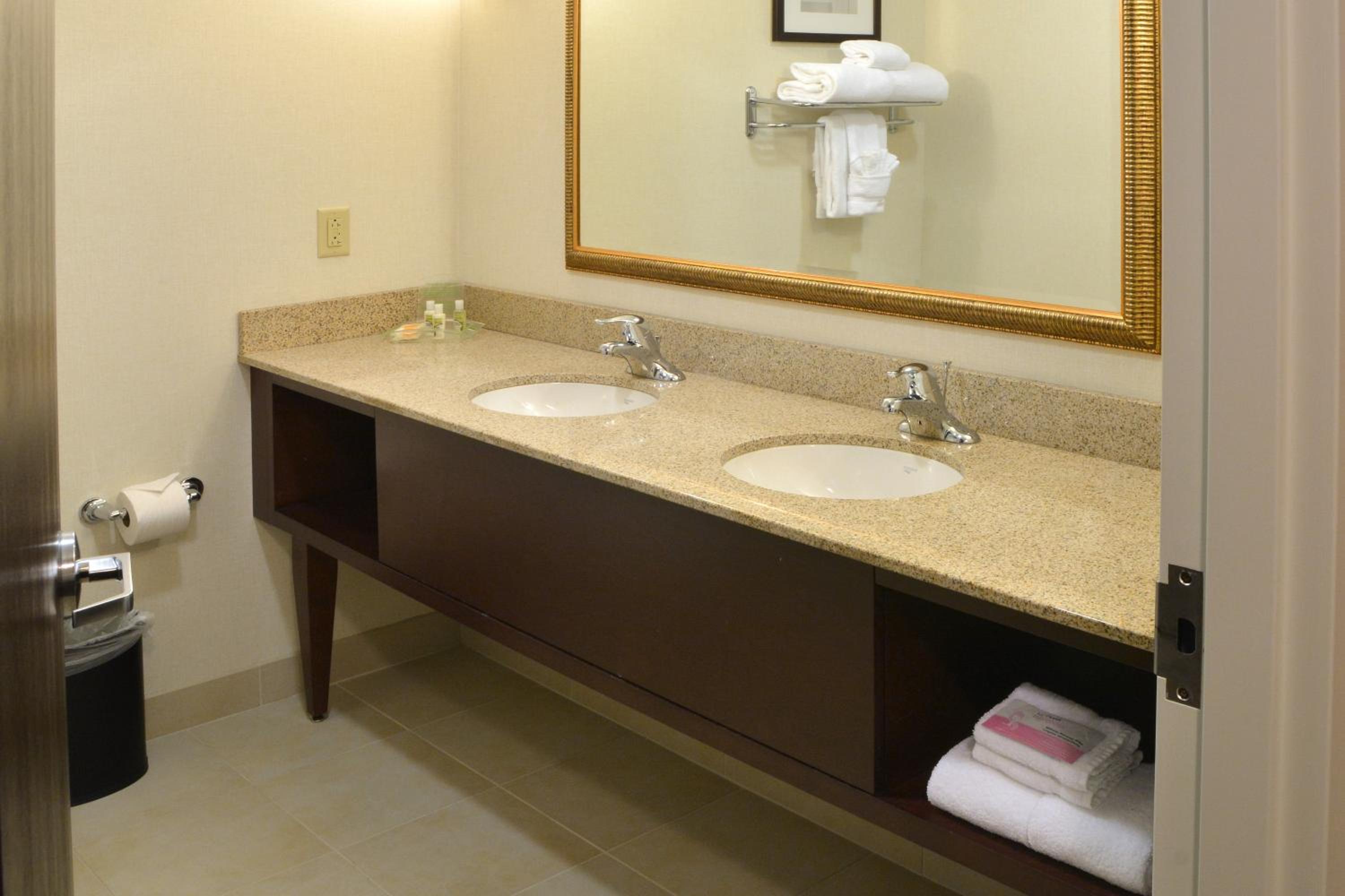 Suite with Two Queen Beds - Photo 3
