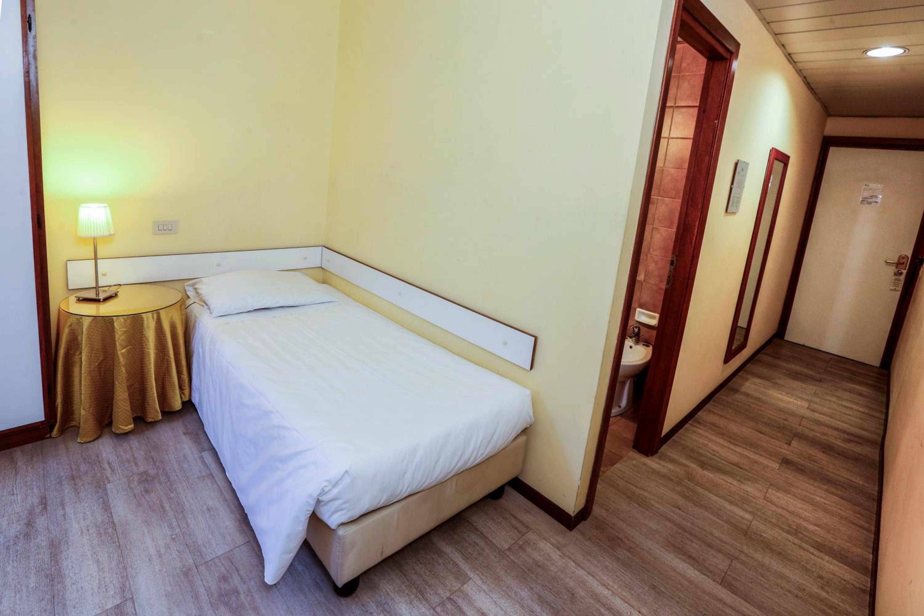 Single Room thumbnail 6