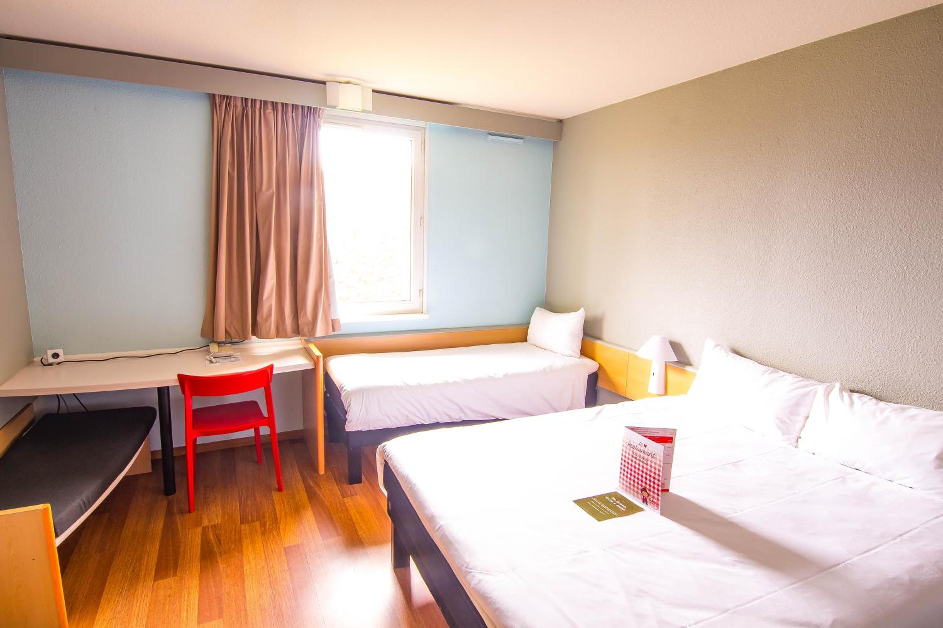 Standard Room with One Double Bed and One Single Bed