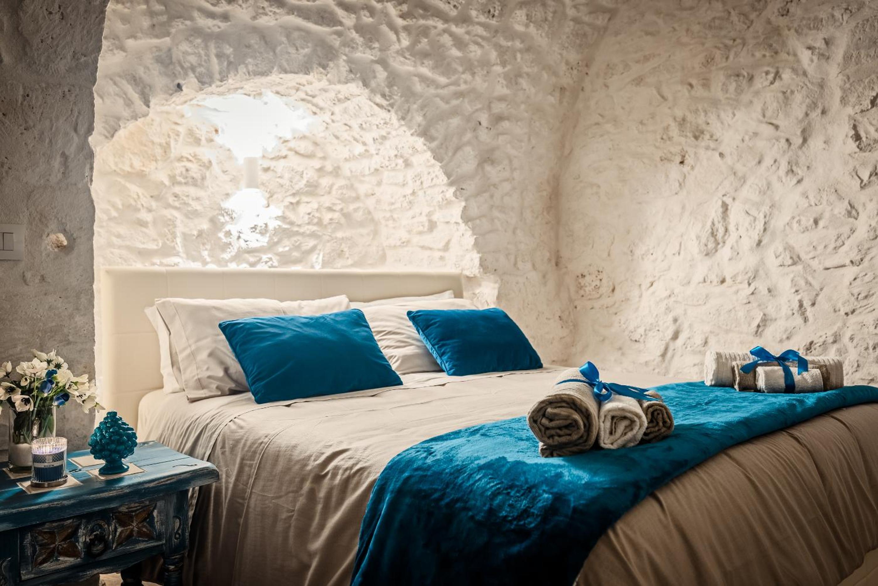 One-Bedroom House - Photo 20